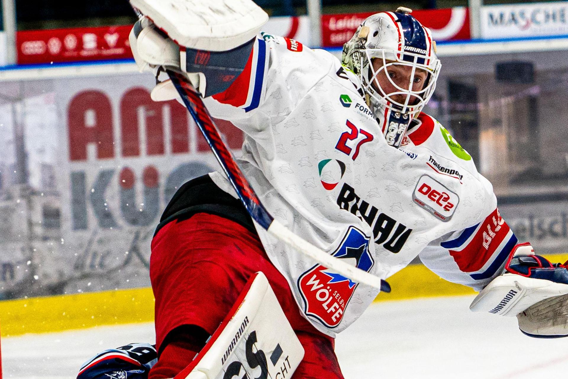 Eine harte Landung auf dem Boden der Tatsachen legten die Blue Devils Weiden im Derby gegen Selb hin. In dieser Szene crasht Tyler Ward (unten) in Wölfe-Goalie Michel Weidekamp. (Bild: Elke Englmaier)