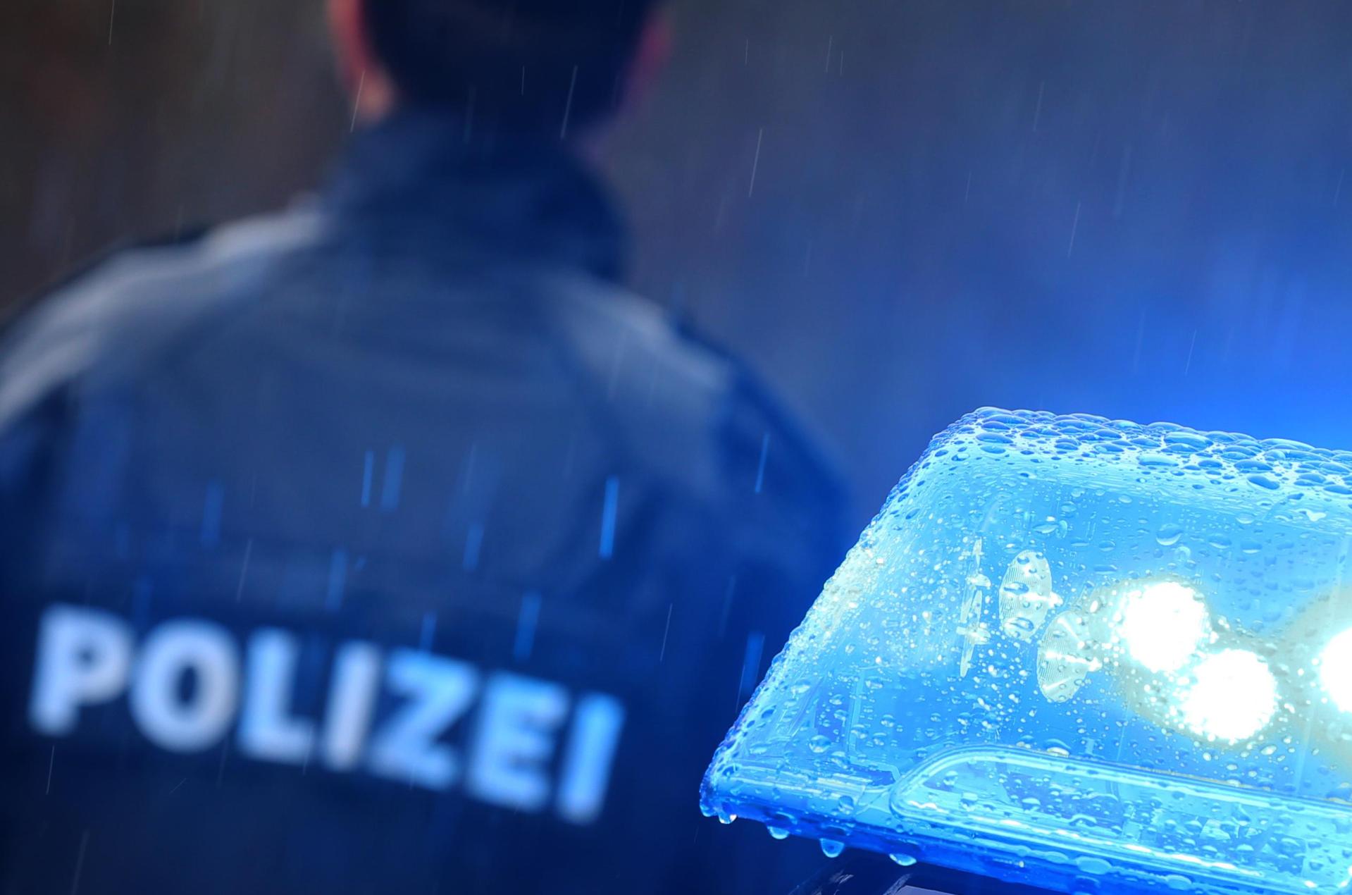 Die Schwandorfer Polizei ermittelt wegen Hausfriedensbruch. Beweismaterial liefert in diesem Fall eine Wildtierkamera. (Symbolbild: Karl-Josef Hildenbrand/dpa)