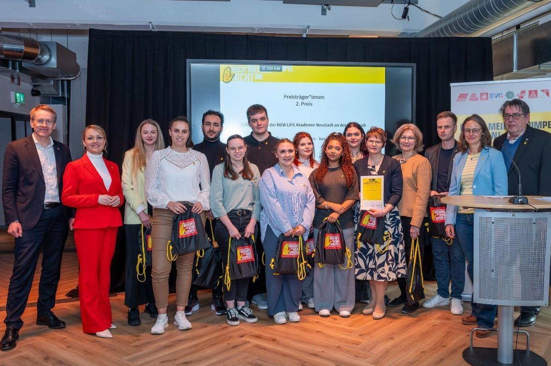 Schleswig-Holsteins Ministerpräsident Daniel Günther (links) gratulierte den Preisträgern der Berufsfachschule für Pflegeberufe NEW Life zu ihrem gelungenen Wettbewerbsbeitrag gegen Rassismus. (Bild: Julia Petersen)