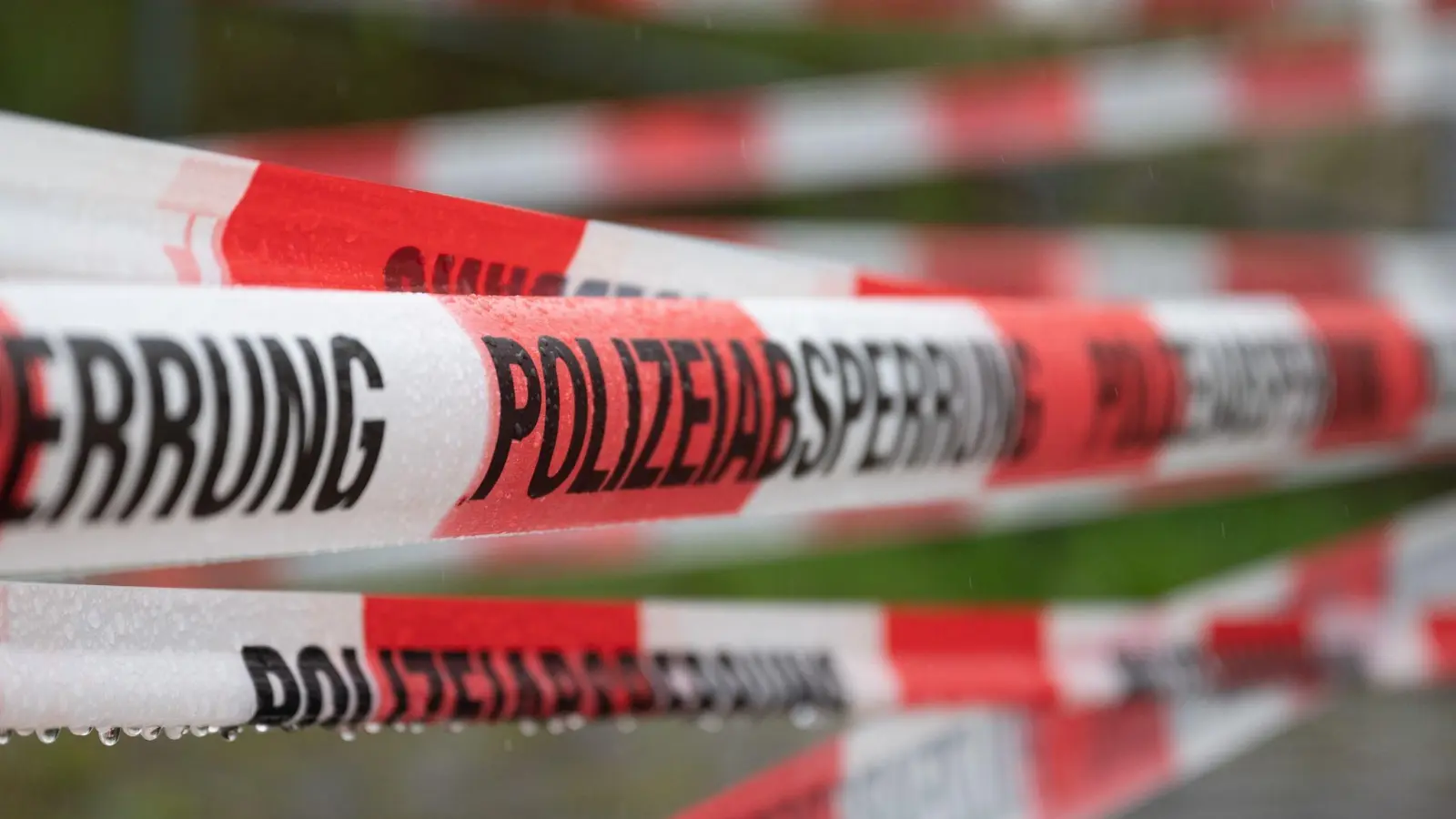 Die Polizei sperrte den Fundort ab. Nun gibt es ein rechtsmedizinisches Gutachten. (Symbolbild: Sebastian Kahnert/dpa)