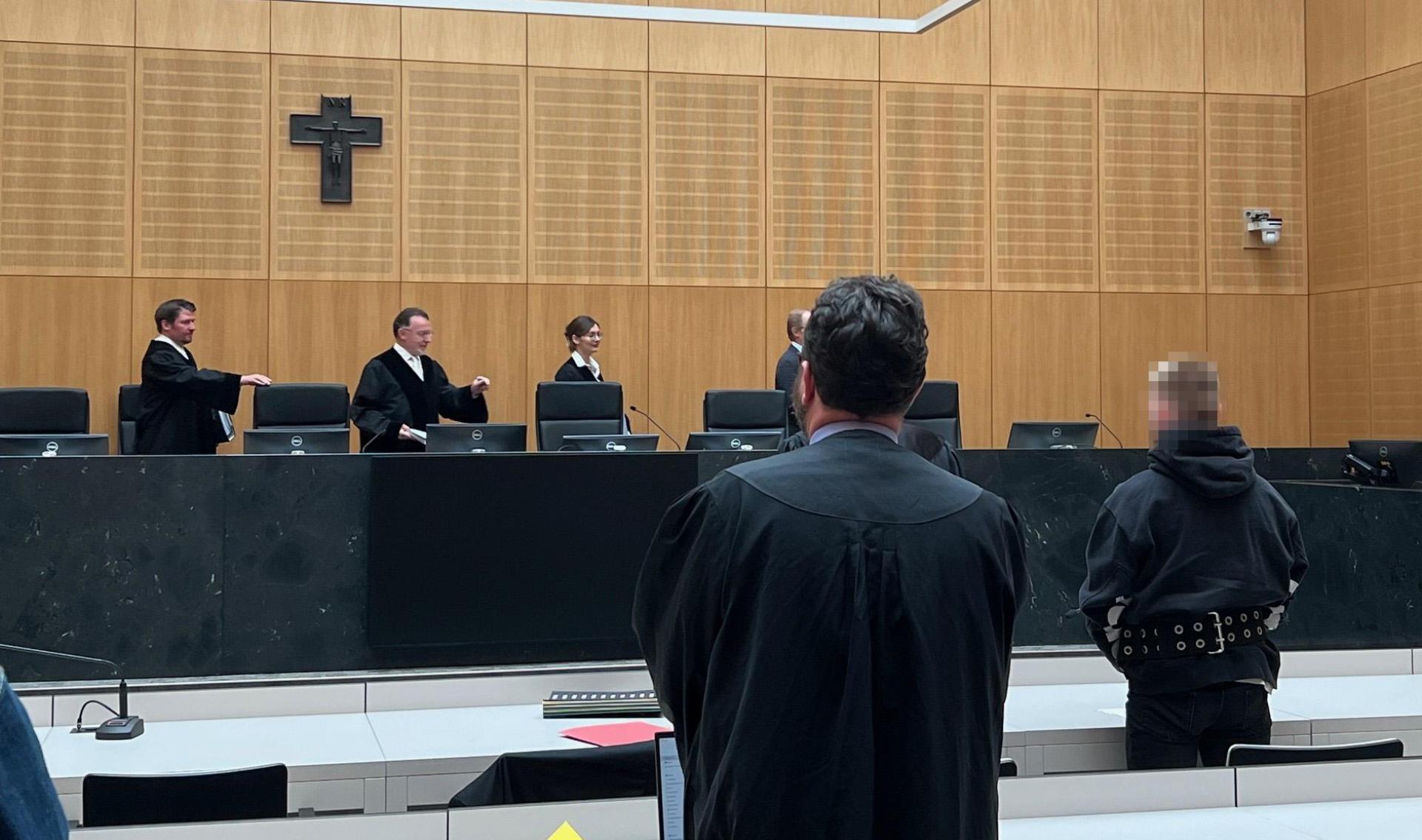Im Juni 2025 griff ein 22-Jähriger bei einer Kolping-Freizeit in Altendorf bei Pressath mehrere Menschen mit einem Messer an, verletzte sie zum Teil lebensgefährlich. Jetzt verurteilte ihn die Schwurgerichtskammer unter Vorsitz von Richter Markus Fillinger zu einer Haftstrafe von zehn Jahren.  (Bild: juh)