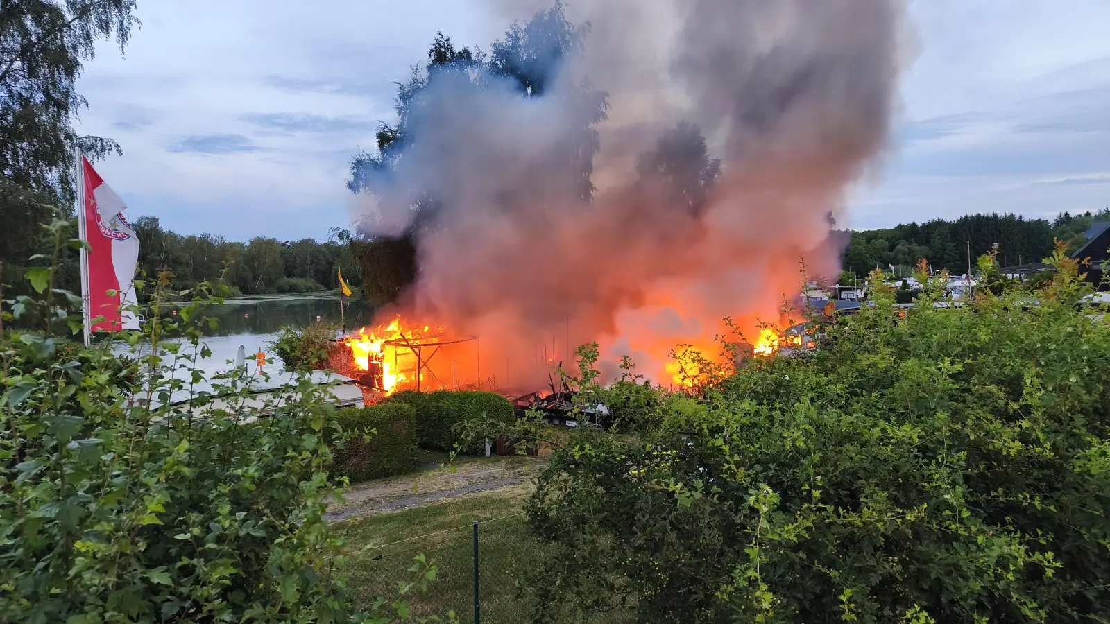 Am Dienstagmorgen ist auf einem Campingplatz in Eschenbach ein Feuer ausgebrochen.  (Bild: Jürgen Masching)