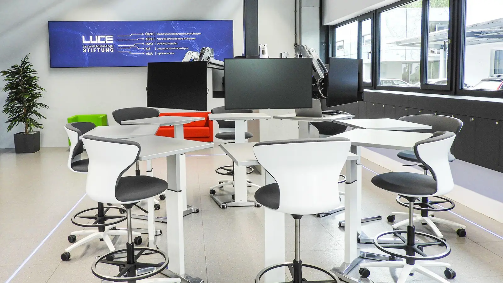 An solchen Arbeitsspinnen im neuen TTZ (Technologie-Transfer-Zentrum) in Weiherhammer tüfteln Experten über KI-Lösungen für Industrie und Handwerk. (Bild: Sebastian Gmeiner, LUCE-Stiftung.)