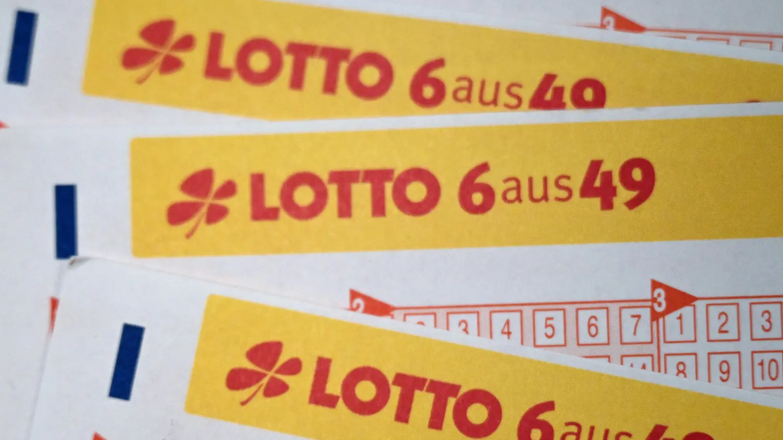 Ein Oberpfälzer darf sich über einen Lottogewinn von 1,2 Millionen Euro freuen.  (Symbolbild: Federico Gambarini/dpa)