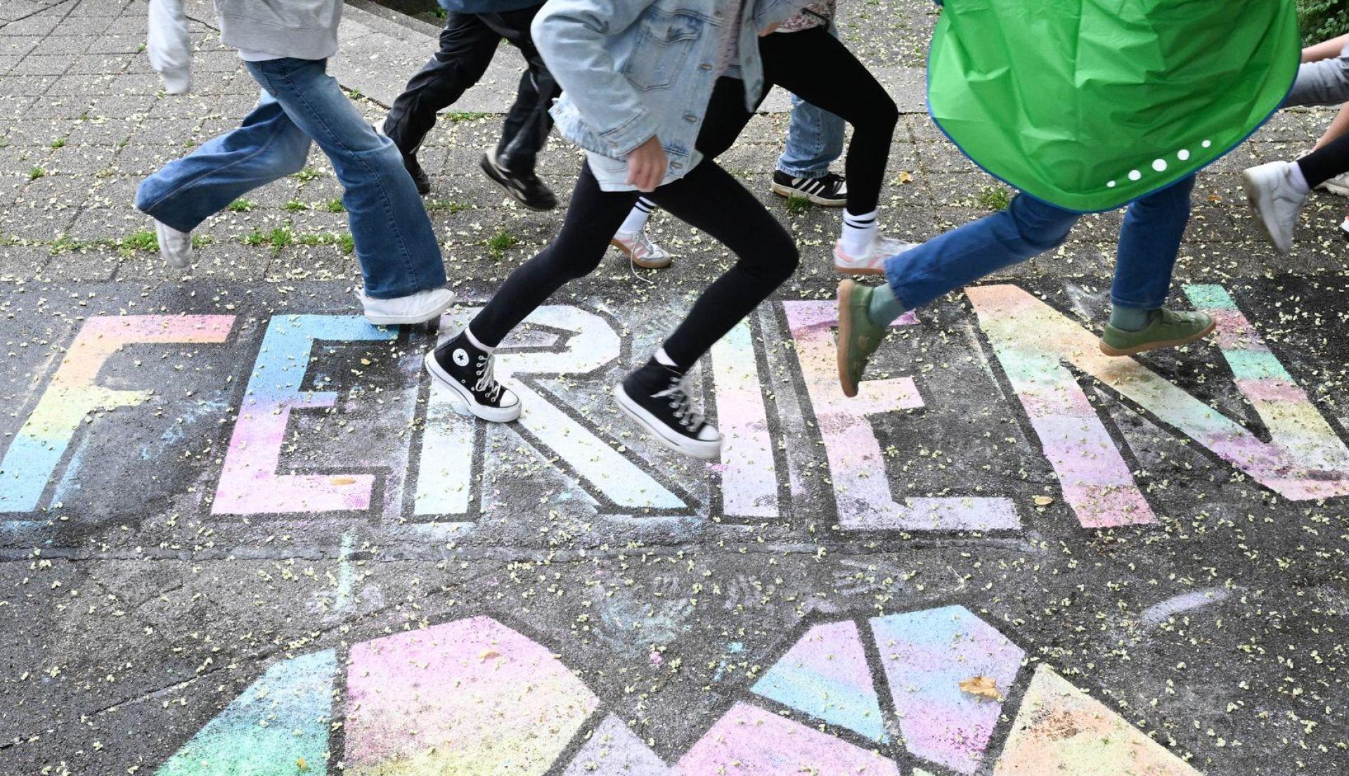 Wann starten sinnvoll die Sommerferien? Der Deutsche Philologenverband hat einen Vorschlag. (Archivbild) (Bild: Bernd Weißbrod/dpa)