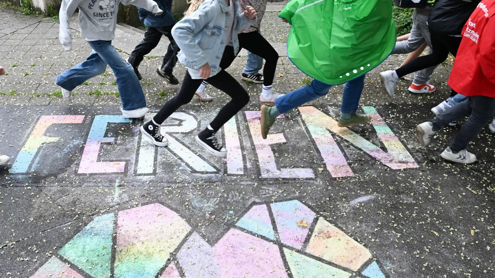 Wann starten sinnvoll die Sommerferien? Der Deutsche Philologenverband hat einen Vorschlag. (Archivbild) (Bild: Bernd Weißbrod/dpa)