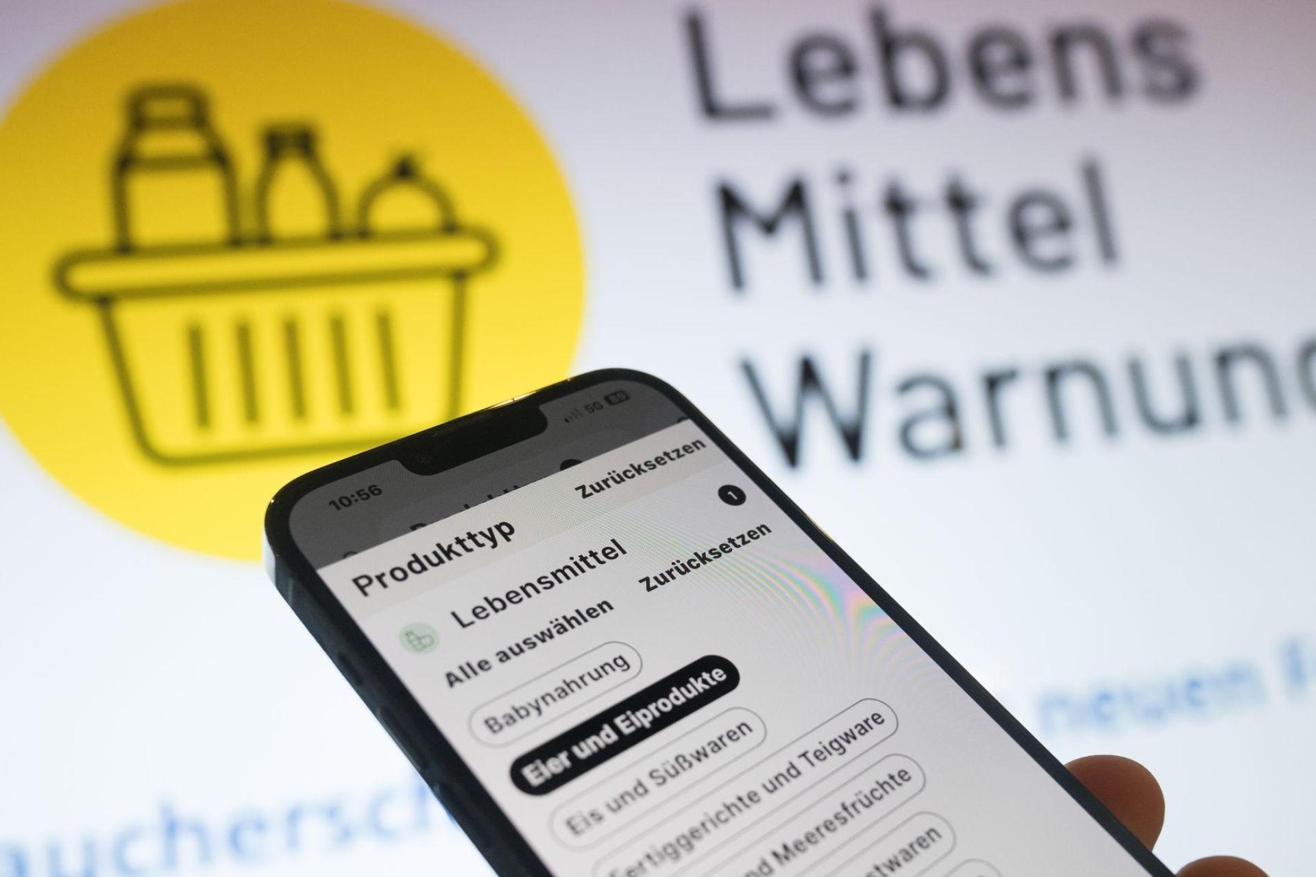 Ein asiatisches Gericht wird wegen Keimbelastung zurückgerufen. (Symbolbild: Sebastian Gollnow/dpa)