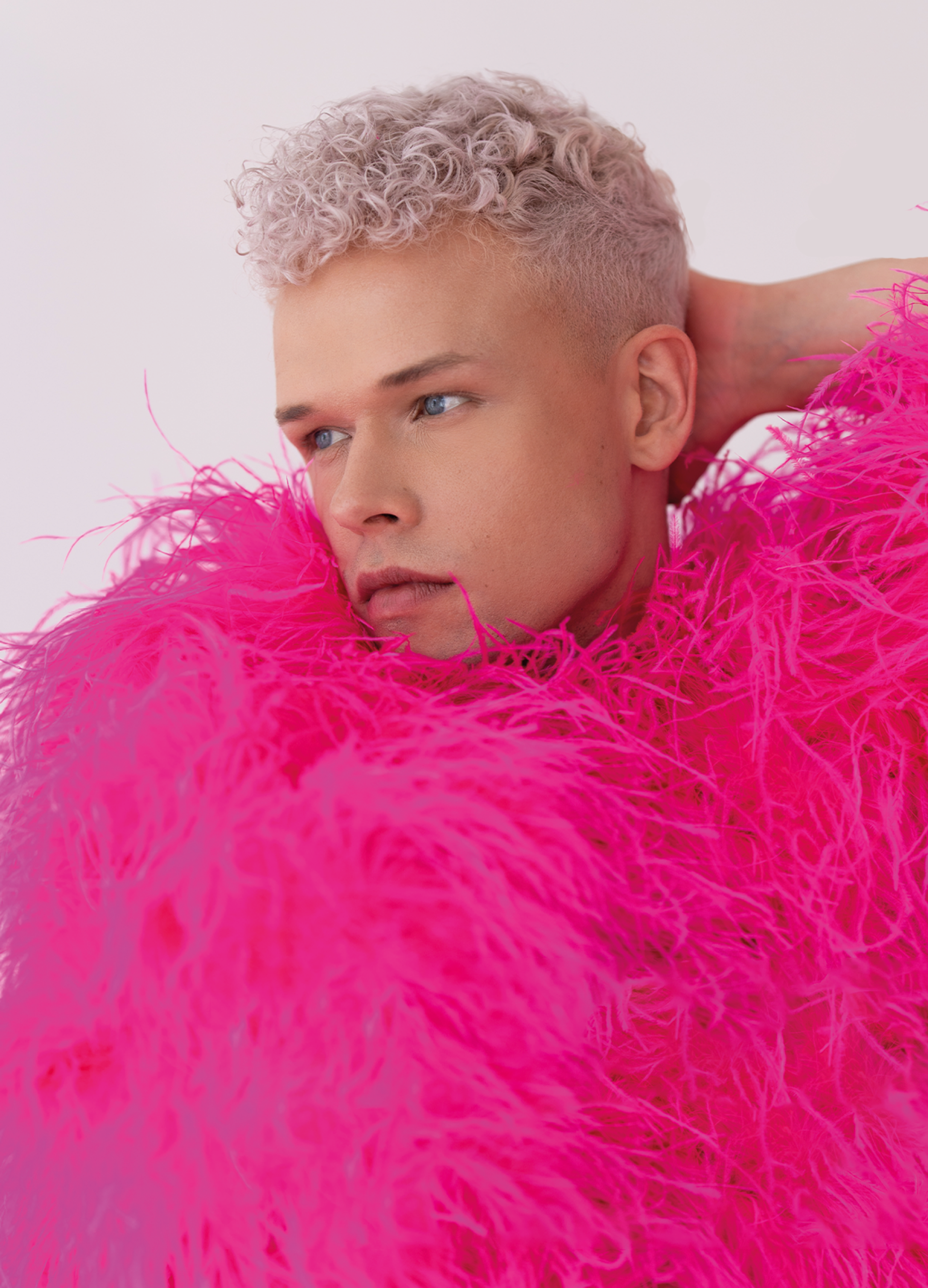 Tobias Born, der queer-feministische Comedian, erobert die Comedy-Szene mit seinem einzigartigen Stil und scharfen Witz. Am 24. Oktober ist er bei der Comedy-Nacht in der Kulturscheune dabei. (Bild: Marcel Küfer/exb)