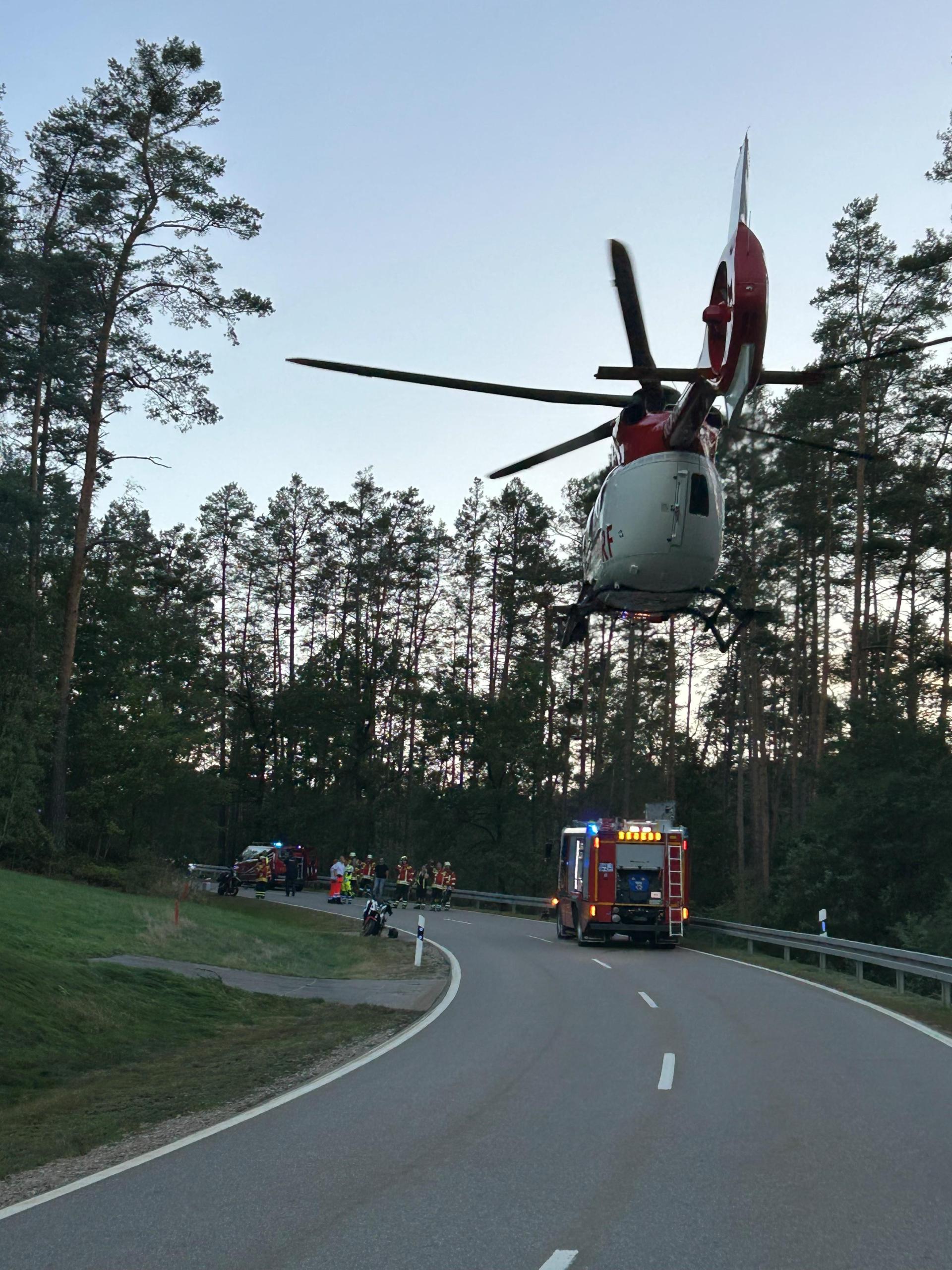 Nach einem schweren Motorradunfall nahe Schwarzhofen im Landkreis Schwandorf ist am Dienstagabend ein 18-Jähriger an den Folgen des Unfalls verstorben. (Bild: PI Neunburg vorm Wald)