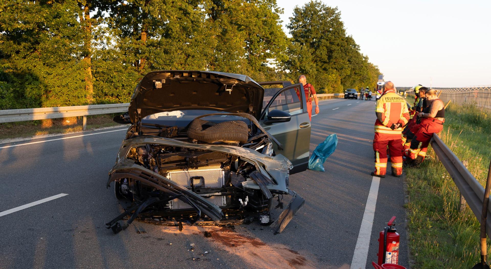 Ein schwerer Verkehrsunfall auf der B 299 bei Grafenwöhr endete glimpflich.  (Bild: Roland Wellenhöfer)