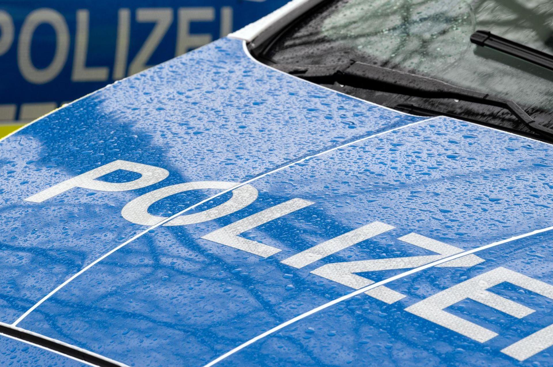 Eine Unfallflucht beschäftigt die Polizei in Grafenwöhr. (Symbolbild: Soeren Stache/dpa)