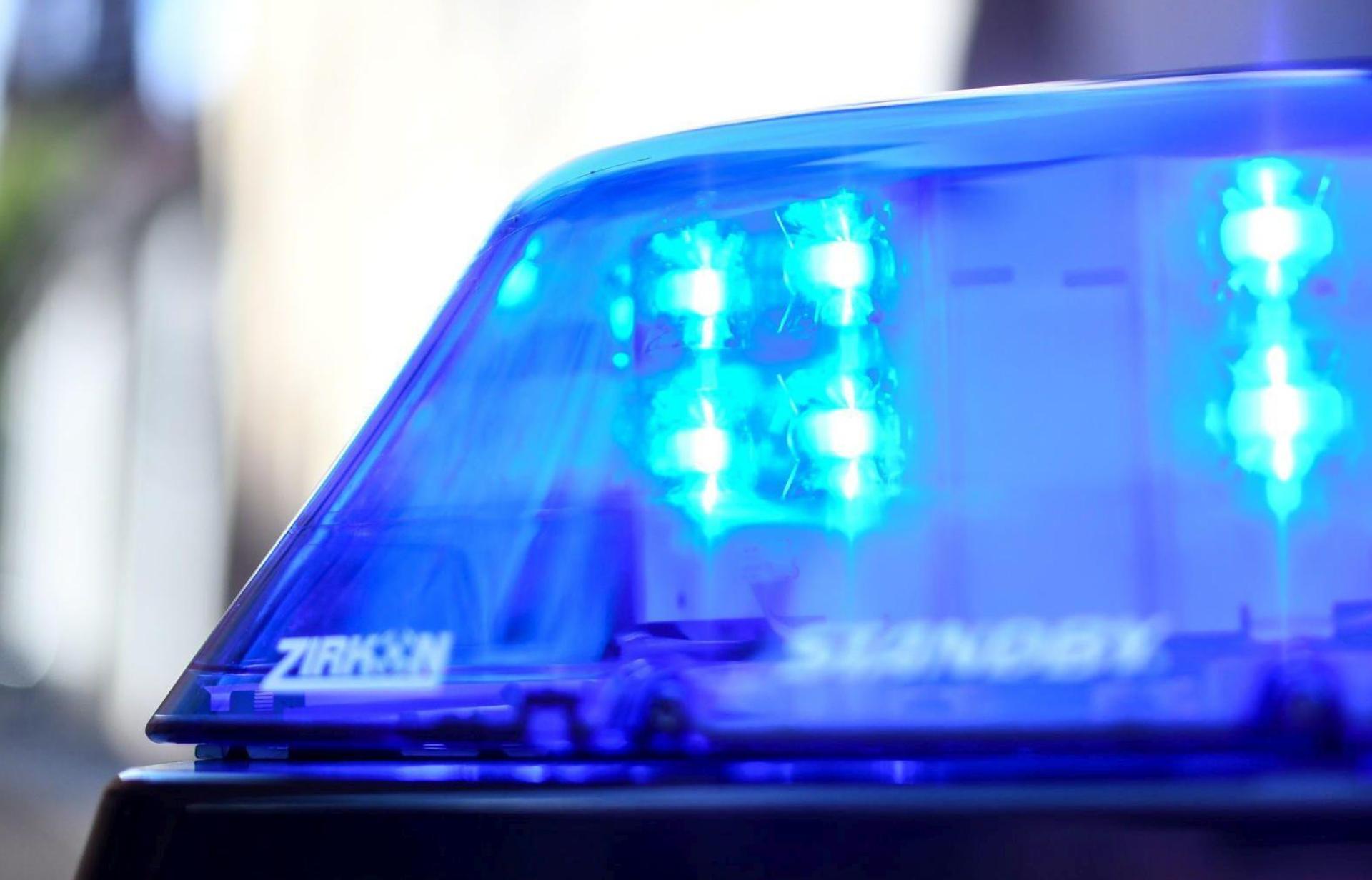 Bei einer Kontrolle im Zug von Marktredwitz in Richtung Eger (Cheb) finden Zollbeamte 40 Weißgoldringe bei einem 50-Jährigen - auch in seiner Unterhose. (Symbolbild: Patrick Seeger/dpa)