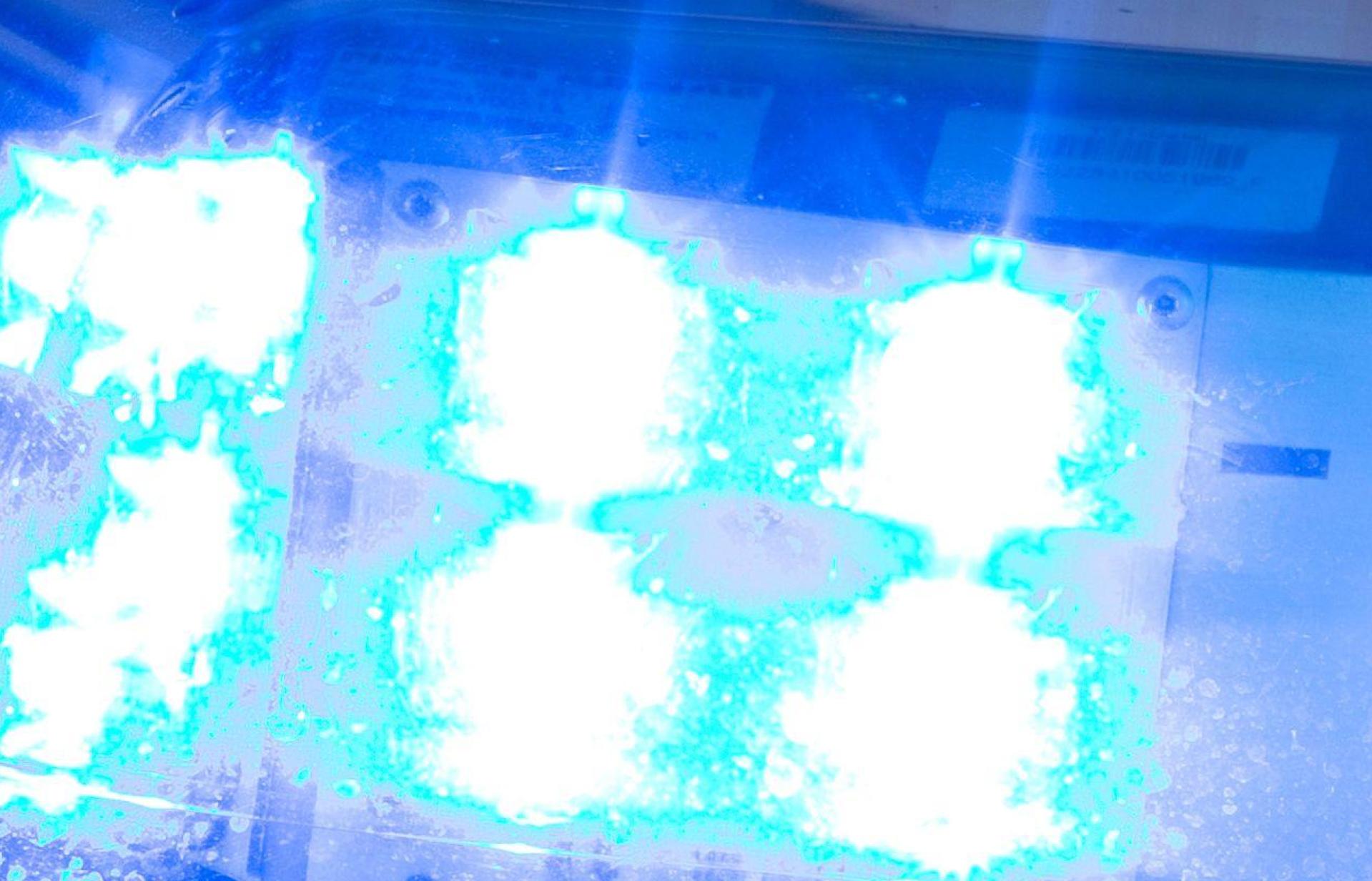 Die Polizei ermittelt wegen einer Fahrerflucht auf der Straße zwischen Falkenberg und Lengenfeld. (Bild: Friso Gentsch/dpa)