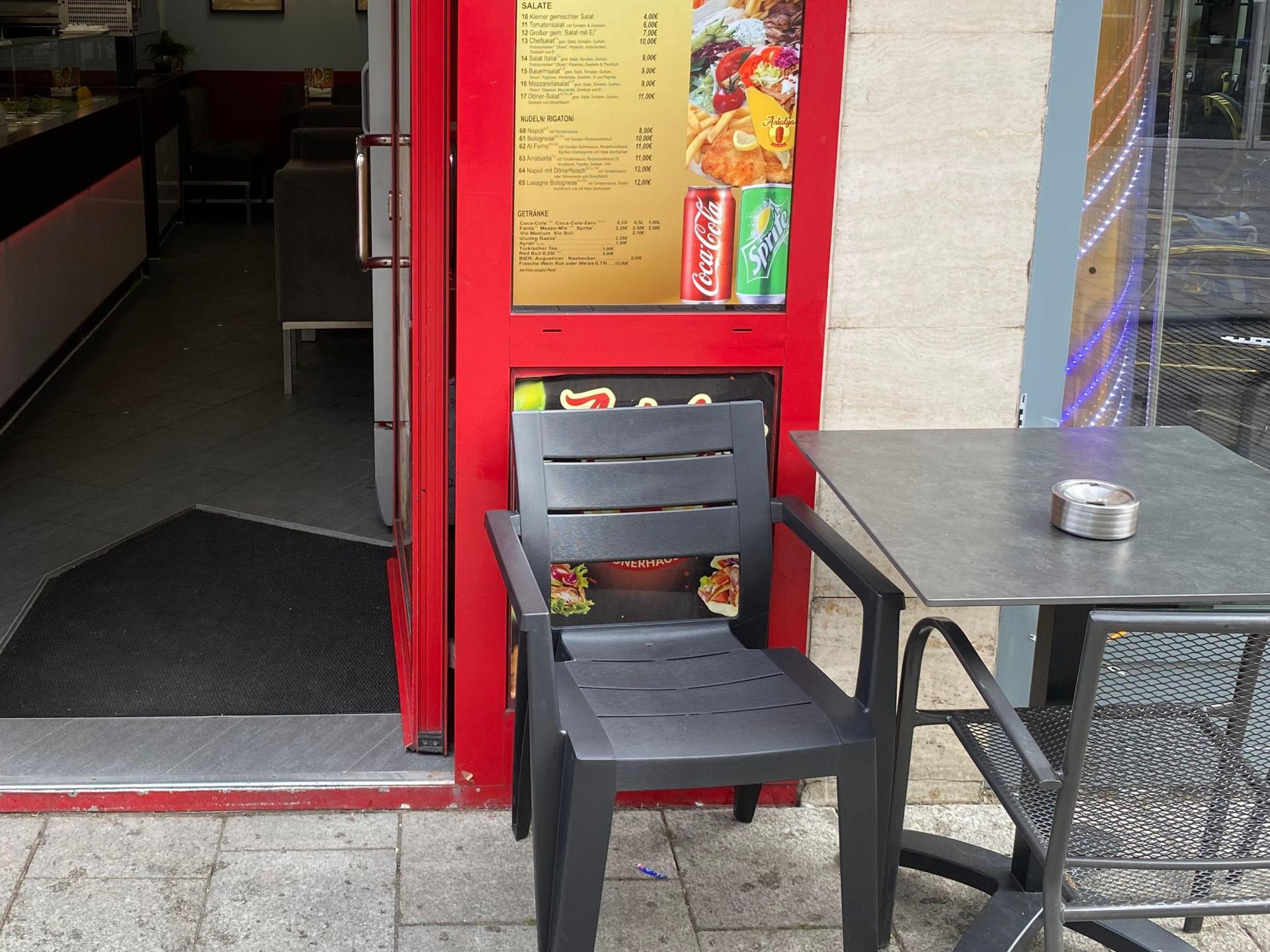 Der Verdächtige fuhr laut Angaben der Ermittler in diesen Freisitz einer Dönerbude in Schwandorf. Am Tisch rechts sollen die drei Männer gesessen haben, die leicht verletzt wurden. (Archivbild: sbö)