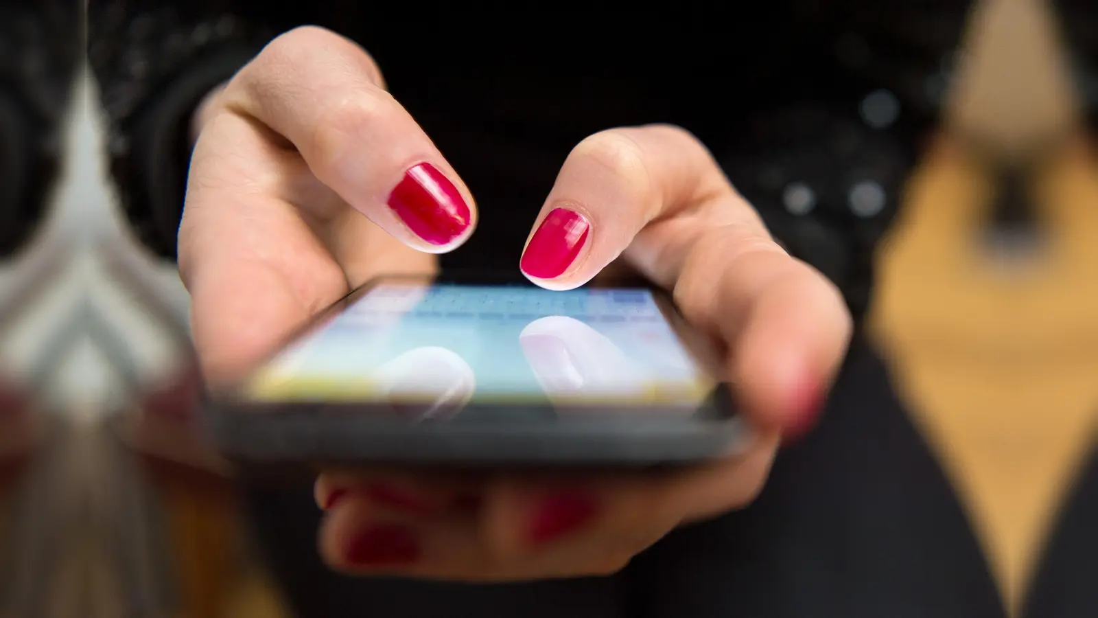 Eine 27-jährige Frau aus Weiden ortet ihr gestohlenes Mobiltelefon und die Polizei stellt es sicher. (Symbolbild: Sebastian Gollnow/dpa)