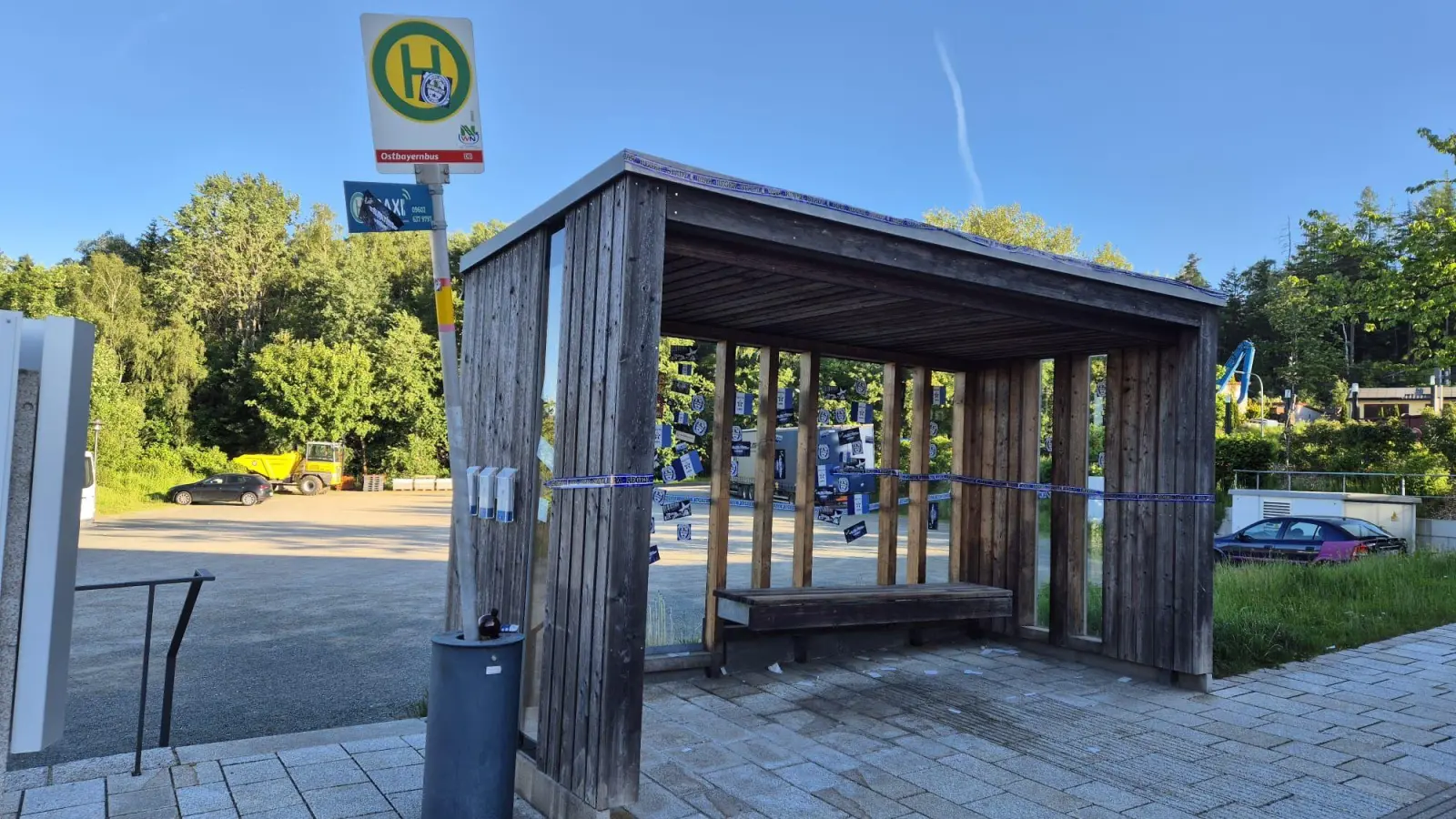 Ein Bushäuschen in Flossenbürg wurde mit Aufklebern der Blue Devils beklebt und beschädigt. Die Polizei sucht Zeugen. (Bild: Gemeinde Flossenbürg)