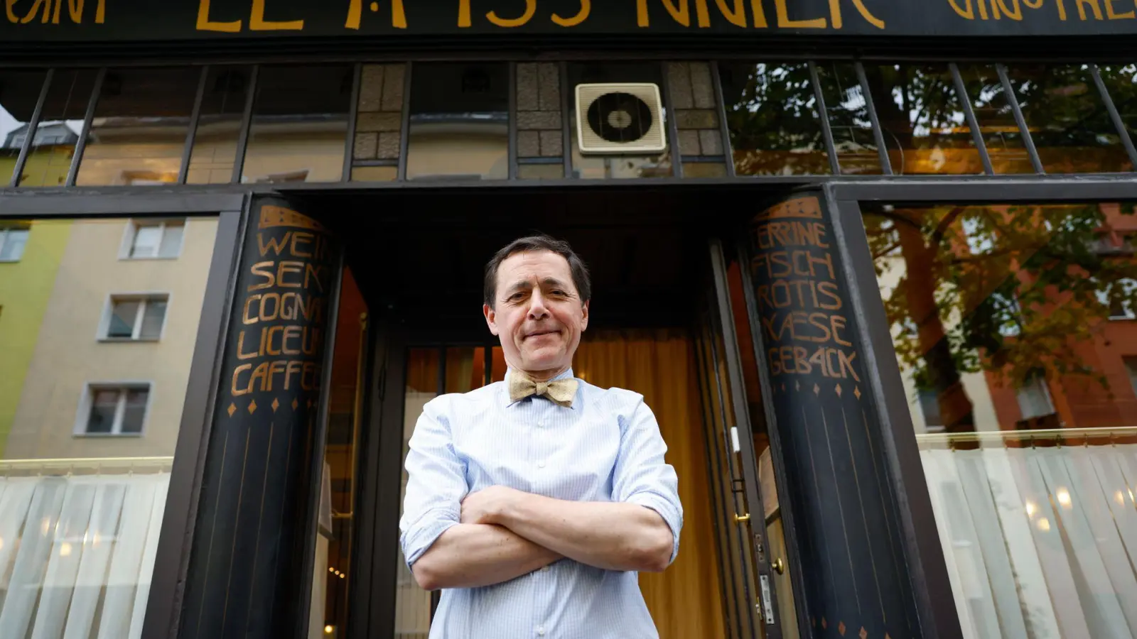 Vincent Moissonnier steht vor seinem Sterne-Bistro „Le Moissonnier“, einem kleinen Stück Paris mitten in Köln.  (Bild: Thomas Banneyer/dpa)