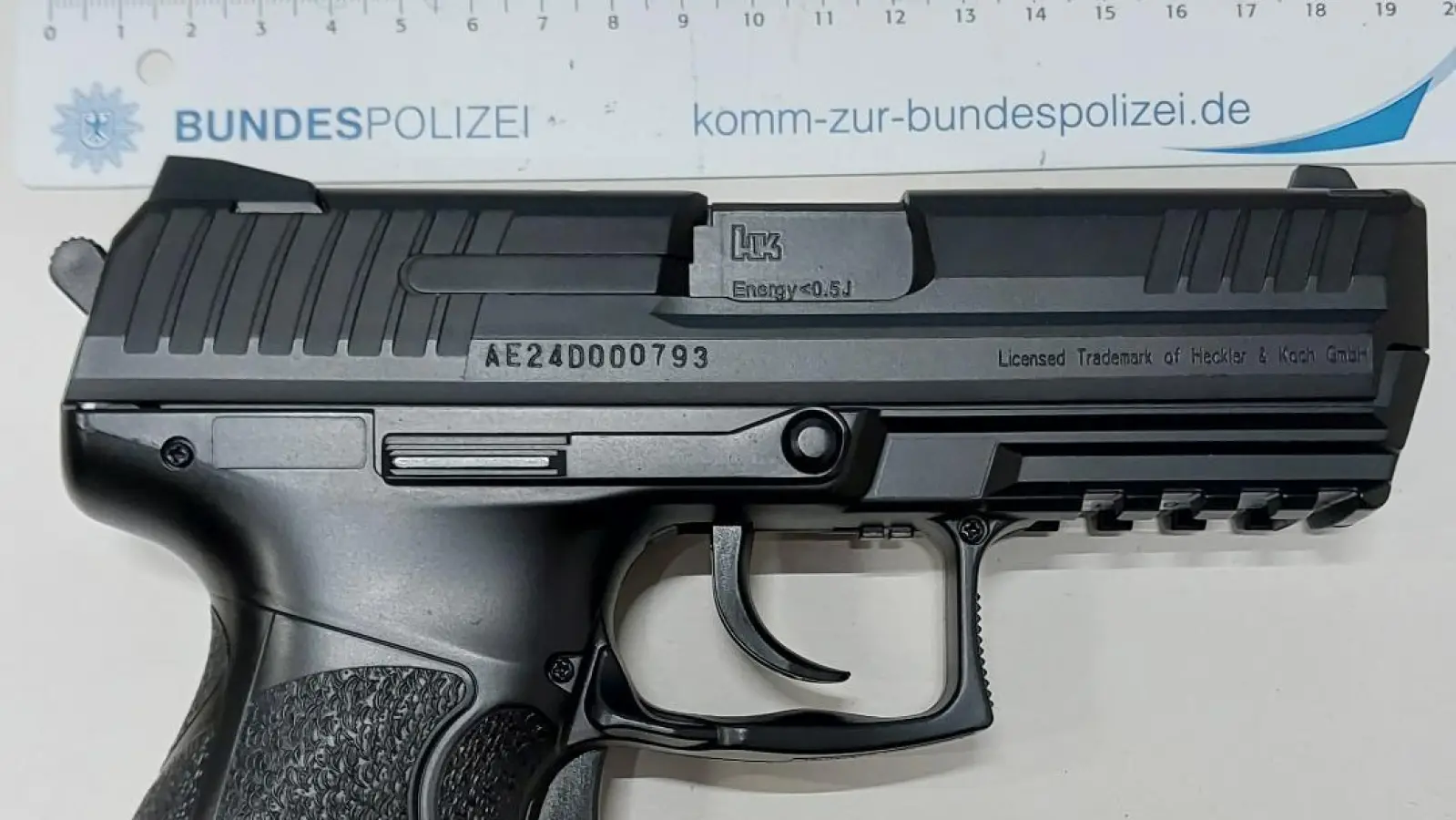 Täuschend echt: Der Polizist erkannte die Softair-Pistole vor allem am Gewicht.  (Bild: Bundespolizei)