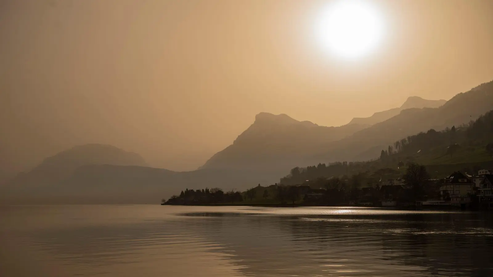 Der Saharastaub kann die Sonne milchig wirken lassen.  (Bild: Urs Flueeler/KEYSTONE/dpa)