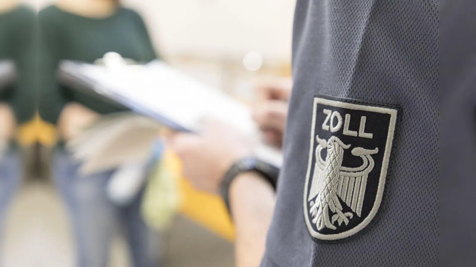 Die Finanzkontrolle Schwarzarbeit durchsucht aktuell in Weiden sieben Objekte. (Symbolbild: Zollfahndung München)