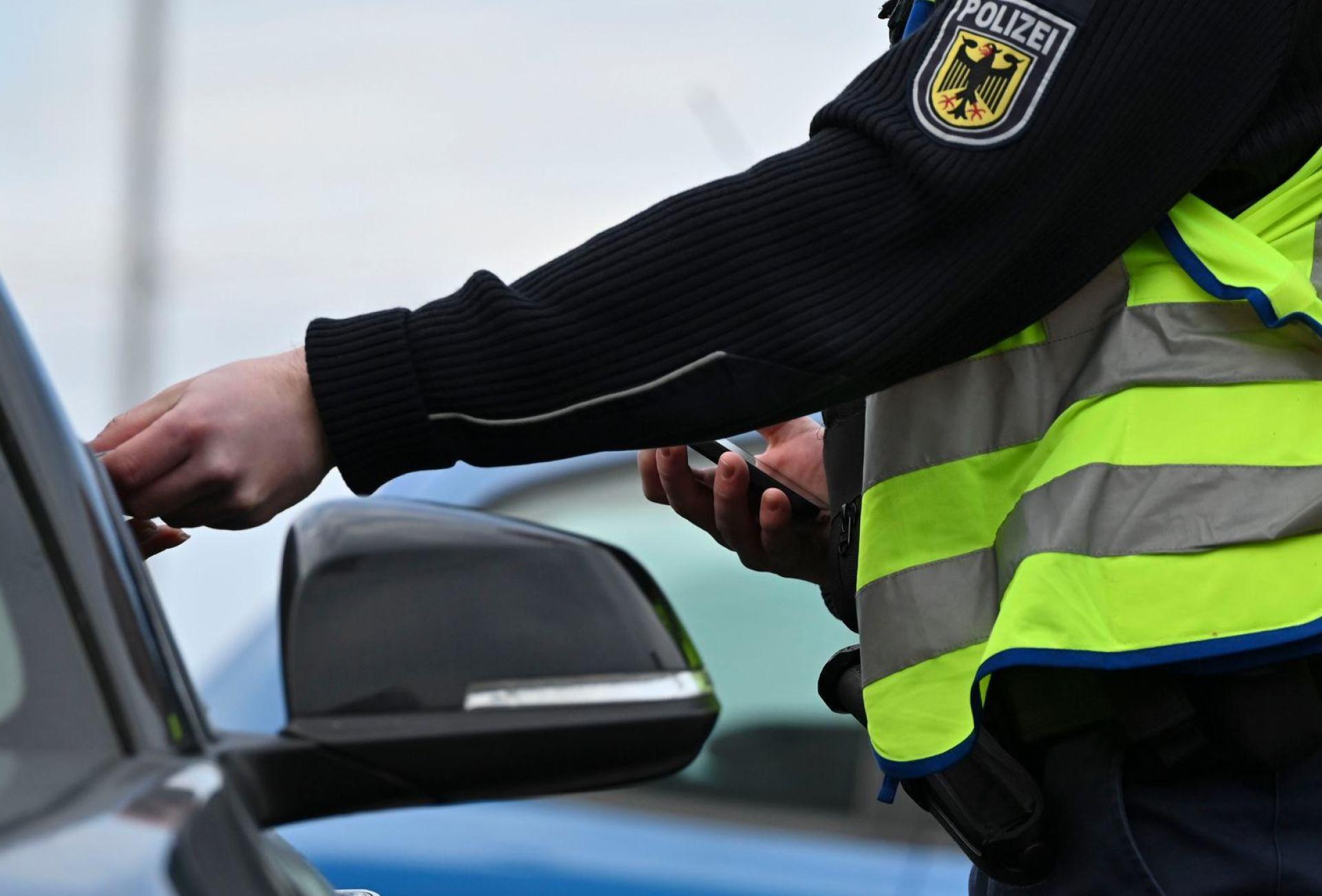 Die Bundespolizeiinspektion Waidhaus hat bei Grenzkontrollen vier gesuchte Straftäter festgenommen und 8100 Euro Justizschulden eingezogen. (Symbolbild: Katharina Kausche/dpa)