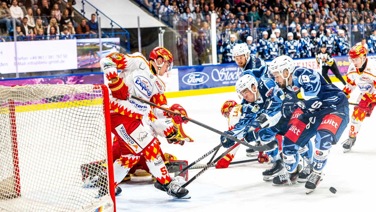 In dieser Szene verpassten gleich drei Weidener Spieler den Torerfolg vor dem Gehäuse des ESV Kaufbeuren: Calvin Pokorny (blaues Trikots von rechts), Paul Vinzens und Tyler Ward. (Bild: Elke Englmaier)