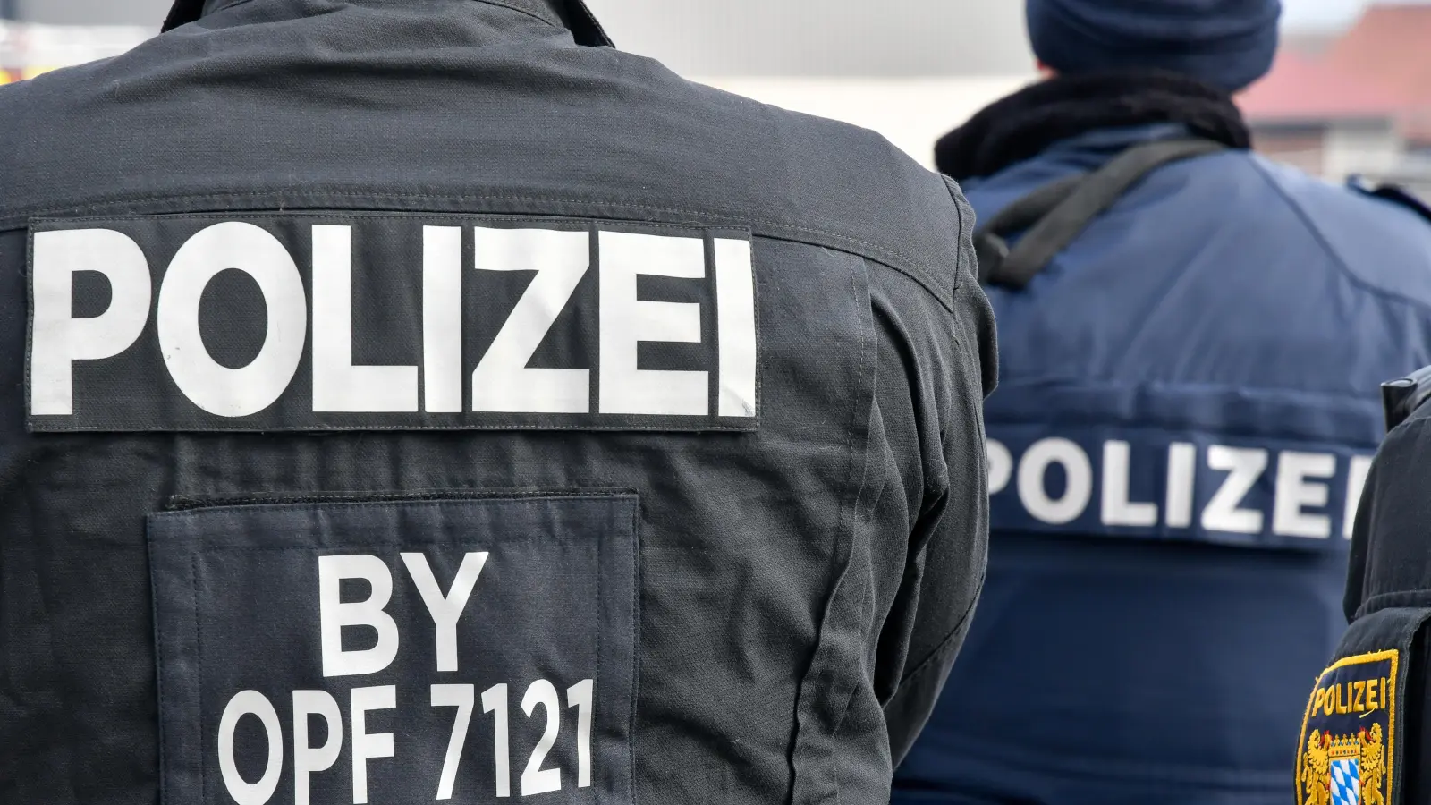 In Weiden kam es zu einer körperlichen Auseinandersetzung in einem Park. Ein 25-Jähriger wurde verletzt. Die Polizei sucht Zeugen. (Symbolbild: Petra Hartl)