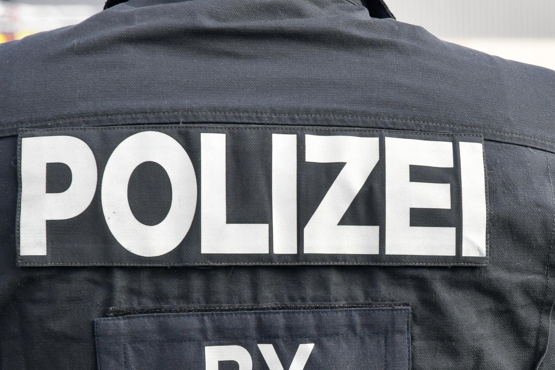 In Regensburg wurden vier junge Männer festgenommen, die 30 Autos beschädigt haben sollen. Die Polizei ermittelt. (Symbolbild: Petra Hartl)