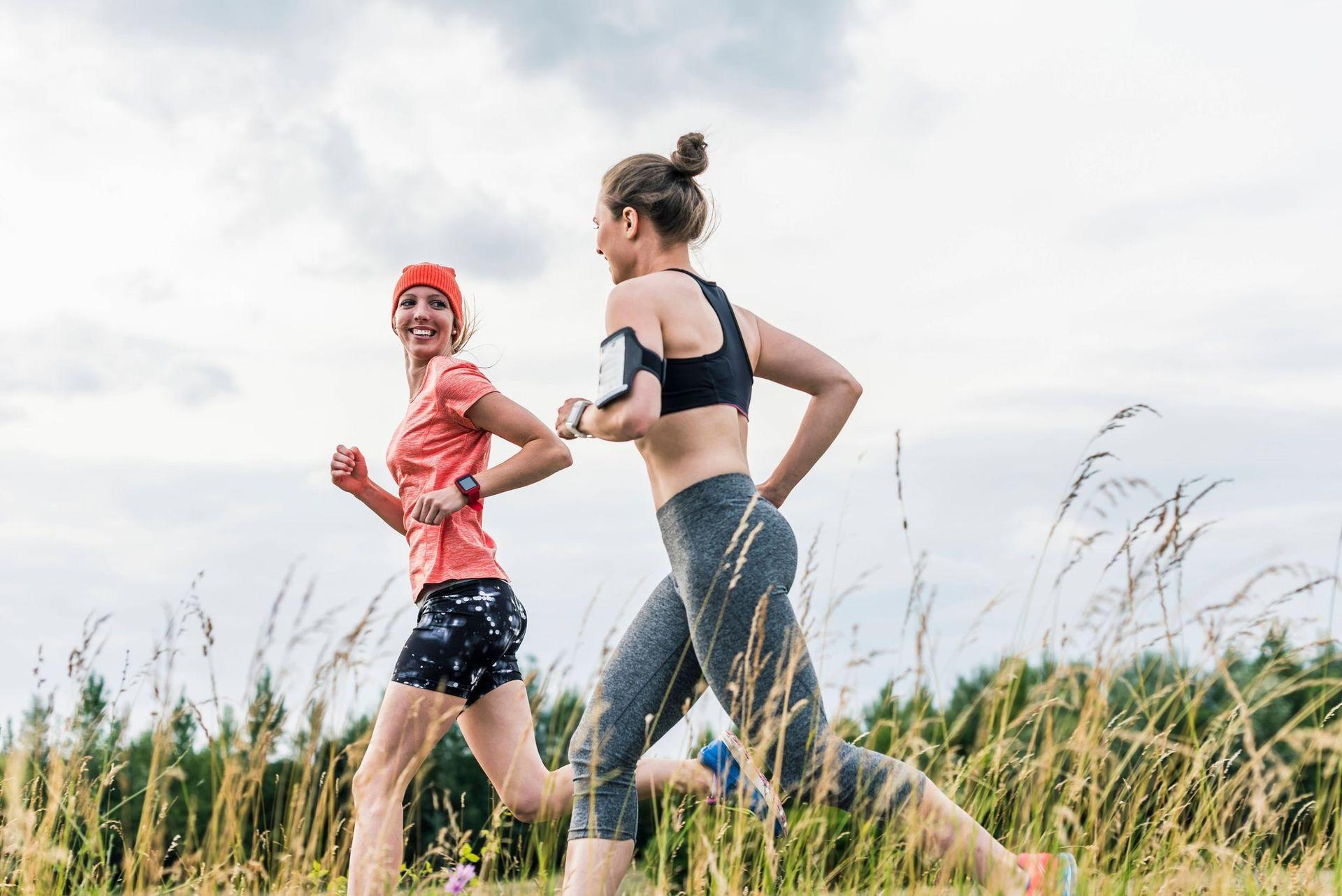 Der Laufsport entwickelt sich zum Gemeinschaftserlebnis: Beim „House Run“ in Weiden werden rund 165 Teilnehmer gemeinsam 6,4 Kilometer laufen, begleitet von House-Musik. (Bild: Uwe Umstätter/Westend61/dpa-tmn)