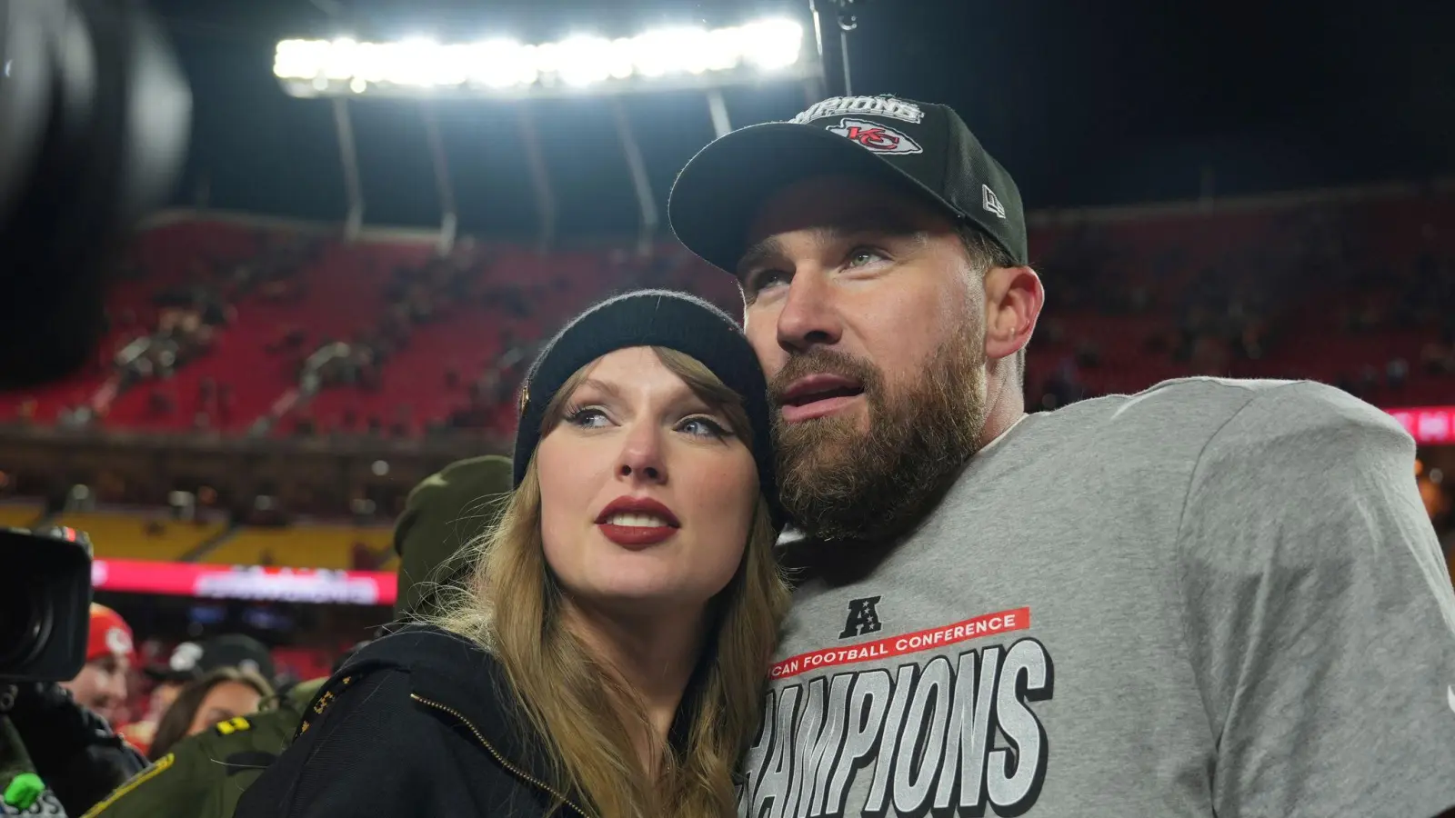 Football-Profi Travis Kelce (36) hat über seine Hochzeit mit Popstar Taylor Swift (36) gesprochen. (Archivbild) (Bild: Charlie Riedel/AP/dpa)