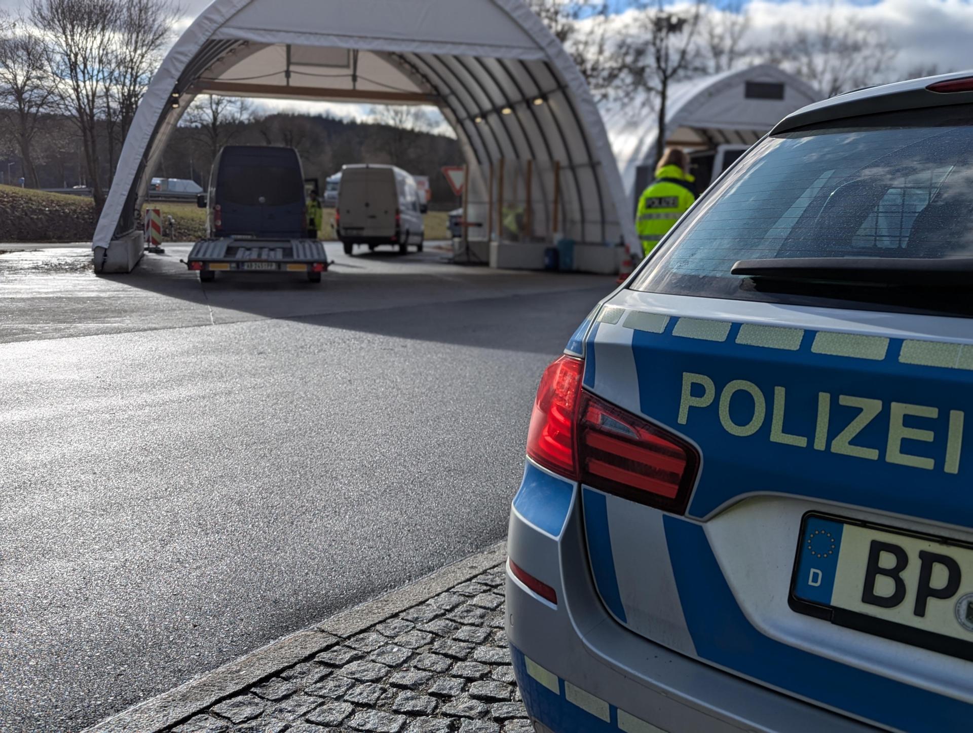 Die Bundespolizeiinspektion Waidhaus hat am Dienstag bei Grenzkontrollen auf der A6 zwei Haftbefehle vollstreckt und zwei Personen die Einreise verweigert. (Symbolbild: Bundespolizei)