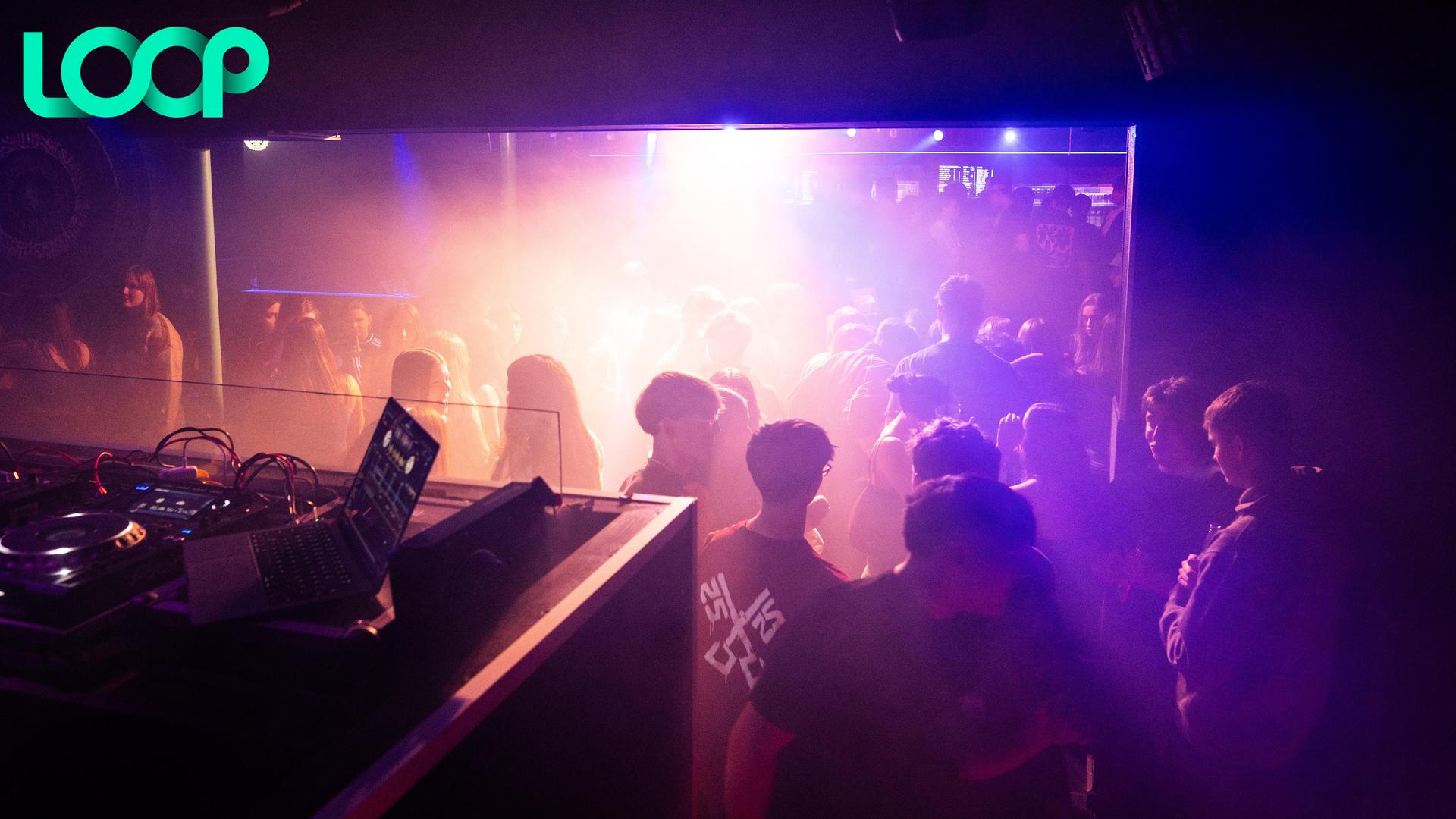 „Dark Glamour New Years Party”: Das war das Motto bei der Party am Freitag im Loop Weiden. (Bild: Hannes Stock)