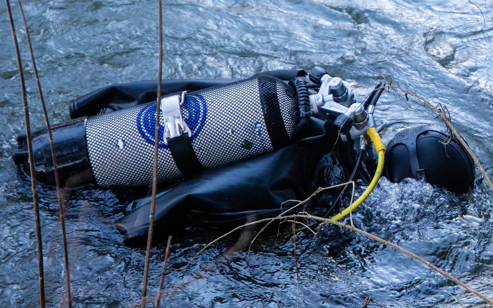 Auch Polizeitaucher (hier ein Symbolbild) waren am Dienstag in Maxhütte-Haidhof (Landkreis Schwandorf) im Einsatz. Sie suchten einen Weiher nach weiteren Beweisen ab. Auch ein Waldstück wurde durchkämmt. (Symbolbild: Christoph Schmidt/dpa)