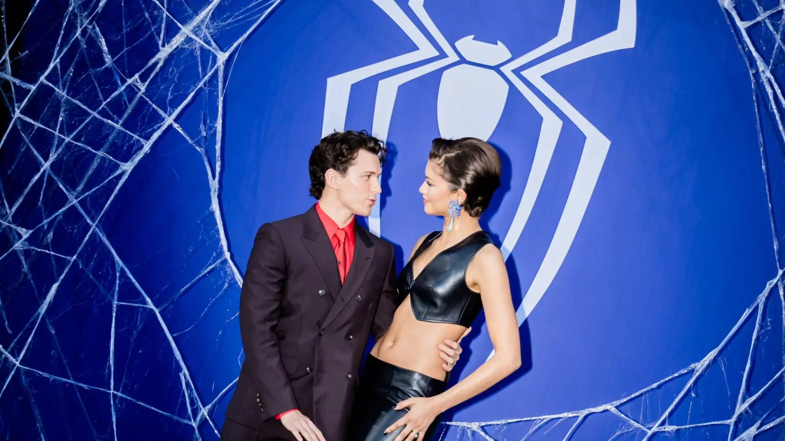 Tom Holland und Zendaya zeigten sich vor Tausenden Fans in Berlin. (Bild: Christoph Soeder/dpa)