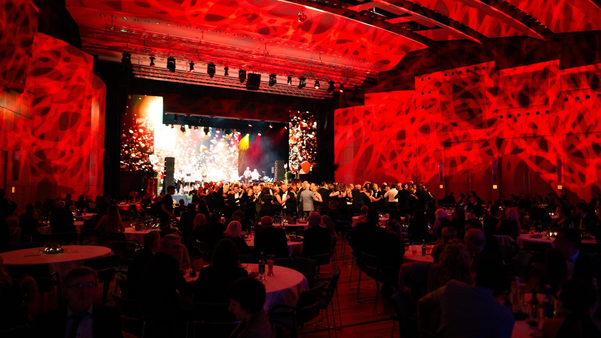 Am Samstag wurde es in der Weidener Max-Reger-Halle außergewöhnlich festlich. (Bild: Hannes Stock)