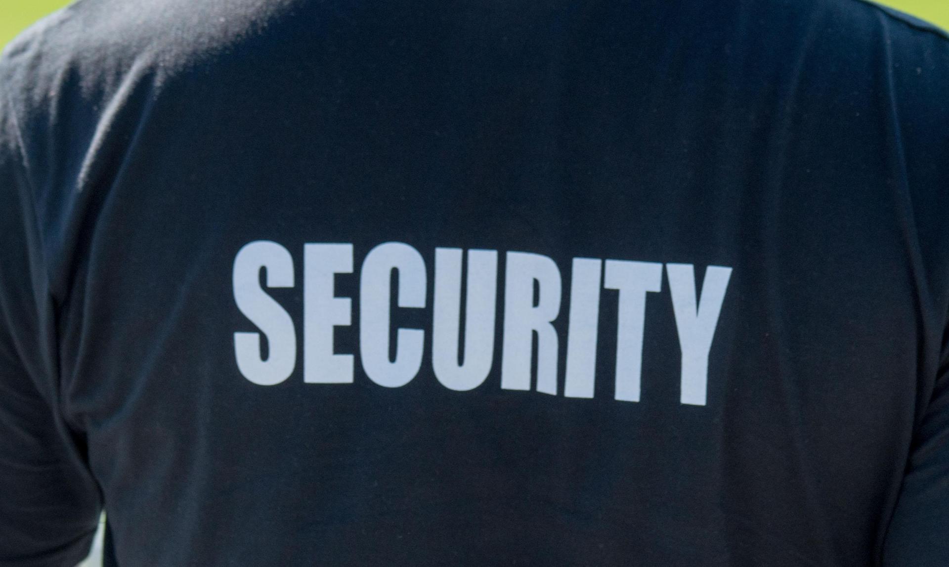 Auf der Flosser Kirwa soll ein 17-Jähriger eine 15-Jährige sexuell belästigt haben. Beim Eingreifen der Security wurde ein Mitarbeiter verletzt. (Symbolbild: Armin Weigel/dpa)