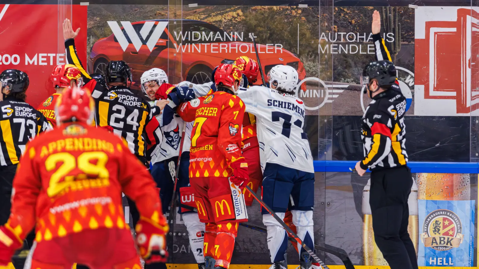 Clinch zwischen Spielern der Blue Devils und des ESV Kaufbeuren in einem Duell während der Hauptrunde. Ab Gründonnerstag entscheidet sich in dieser Konstellation, wer der sportliche Absteiger der DEL2 wird.  (Archivbild: Werner Moller)