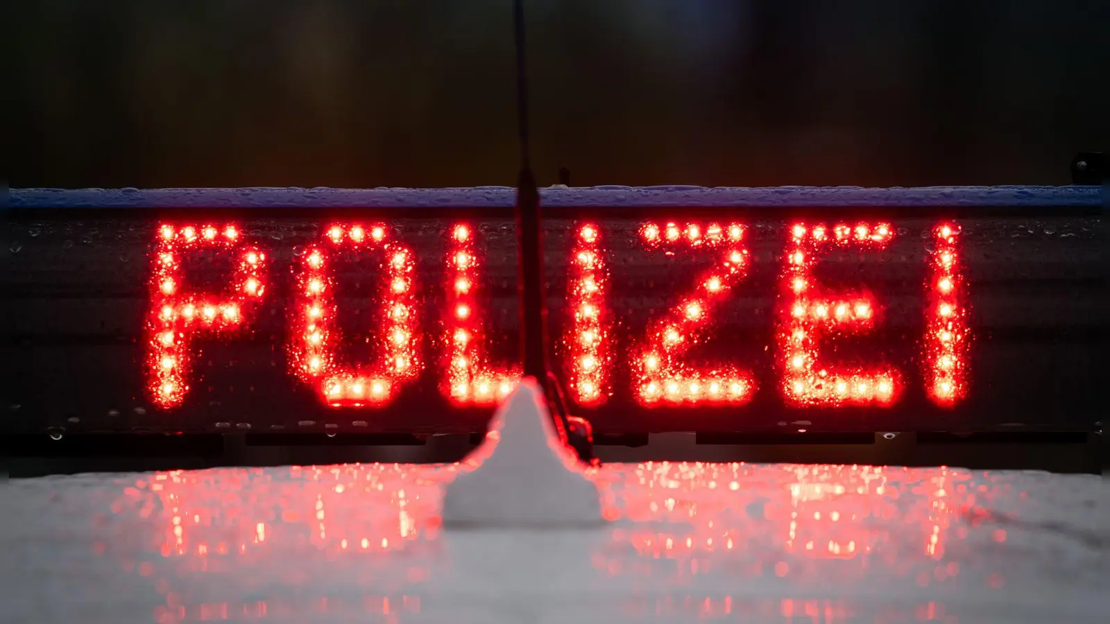 Unbekannte Täter haben eine Regenrinne im Mehrgenerationenpark Eschenbach beschädigt. (Symbolbild: Soeren Stache/dpa)