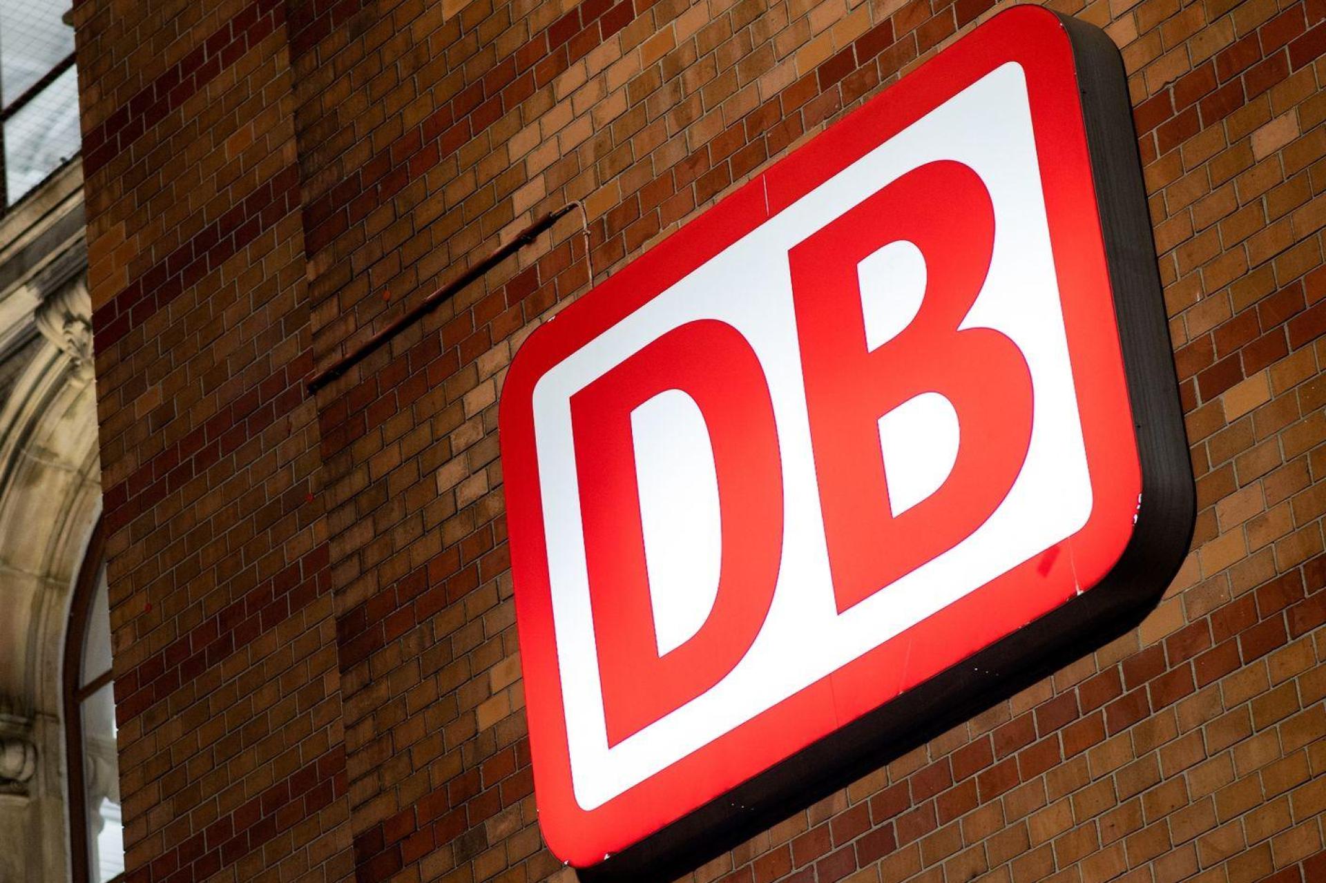 Mehrere Züge der Linie RE 2 von München nach Hof fallen am 3. April aus.  (Symbolbild: Hauke-Christian Dittrich/dpa)