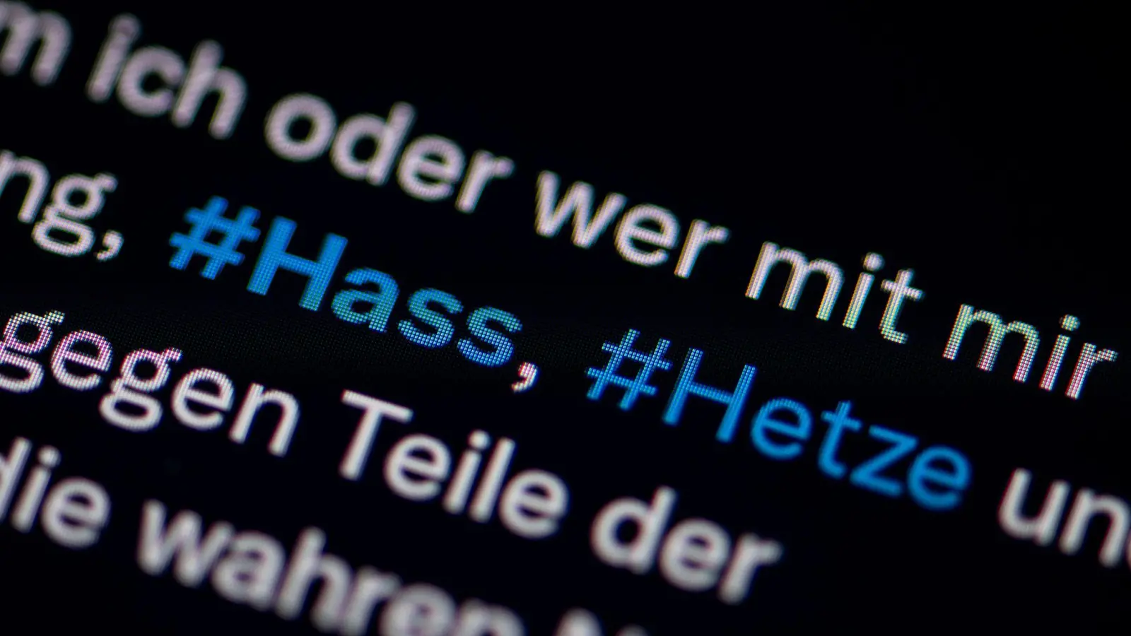 Den Beschuldigten wird unter anderem Volksverhetzung und das Beleidigen von Politikern vorgeworfen. (Illustration) (Bild: Fabian Sommer/dpa)
