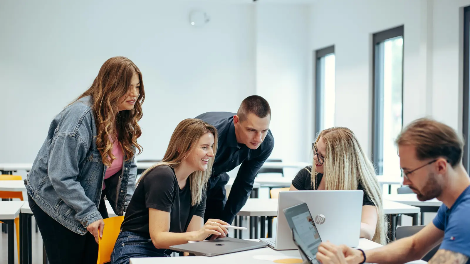 Im Bachelorstudiengang Angewandte Wirtschaftsinformatik lernen Studierende wie Wirtschaft, IT und Digitalisierung zusammenwirken und wie daraus innovative Lösungen entstehen. (Bild: Jolanda Selting/ OTH Amberg-Weiden)