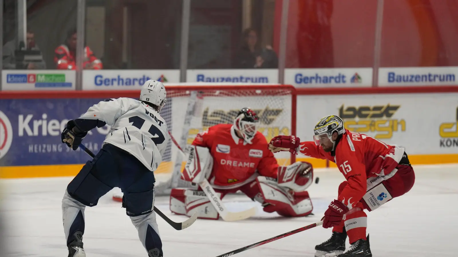 Constantin Vogt von den Blue Devils Weiden prüft in dieser Situation den Goalie des EC Bad Nauheim Jerry Kuhn. Die Weidener gewannen das Spiel am Sonntag nach einer unfassbaren Aufholjagd in letzter Sekunde mit 5:4.  (Bild: A. Chuc)