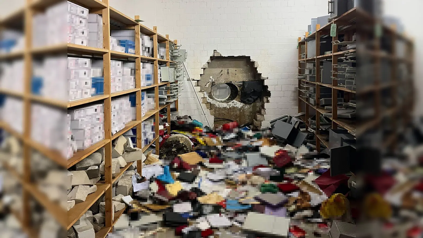 Zahlreiche Unterlagen liegen auf dem Boden des Tresorraums. (Bild: -/Polizei Gelsenkirchen/dpa)