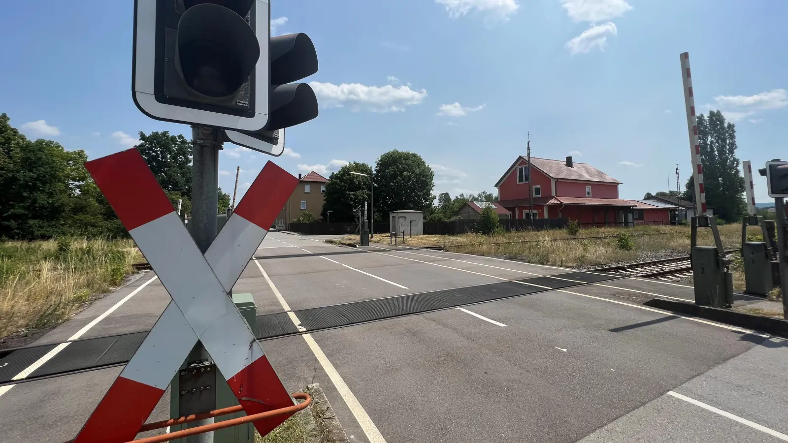 Am Klardorfer Bahnübergang – hier ein Archivbild – kollidierten am Dienstagvormittag ein Auto und ein Zug. (Bild: Tietz)