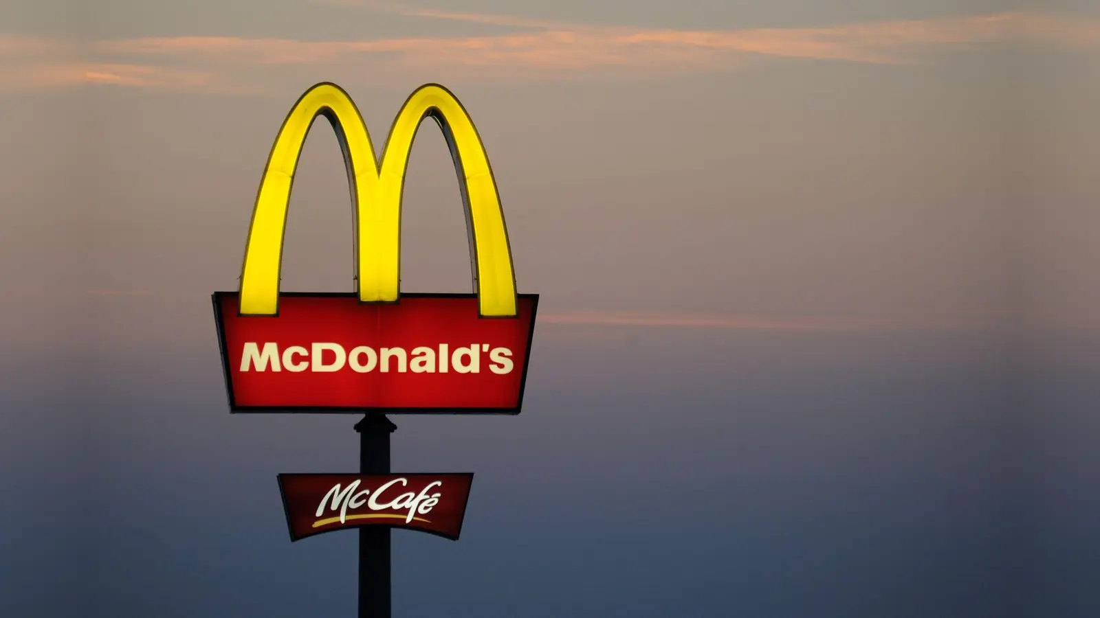 Wer hat die Ronald-McDonald-Figur aus dem Außenbereich eines Schnellrestaurants in Schwandorf gestohlen? Die Polizei sucht Zeugen. (Symbolbild: Tobias Hase/dpa)