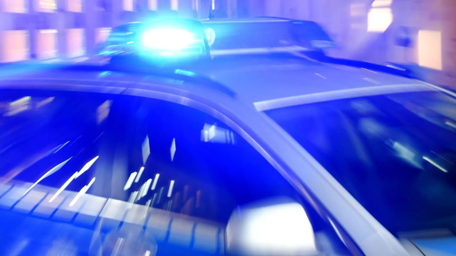 Ein betrunkener Mann hält in Schwandorf einen Zug auf, indem er sich daran festhält. Die Polizei bringt ihn ins Krankenhaus. (Symbolbild: Carsten Rehder/dpa)