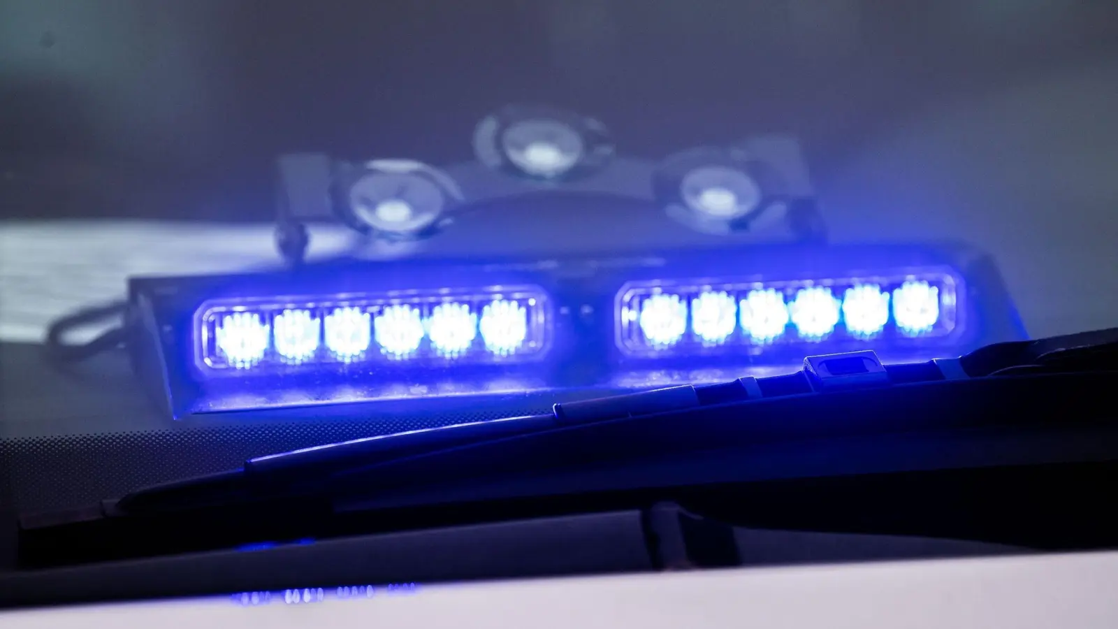 Wer hat in Eschenbach einen Verkaufswagen mit Lebensmitteln ausgesteckt? Die Polizei ermittelt.  (Symbolbild: Lino Mirgeler/dpa)