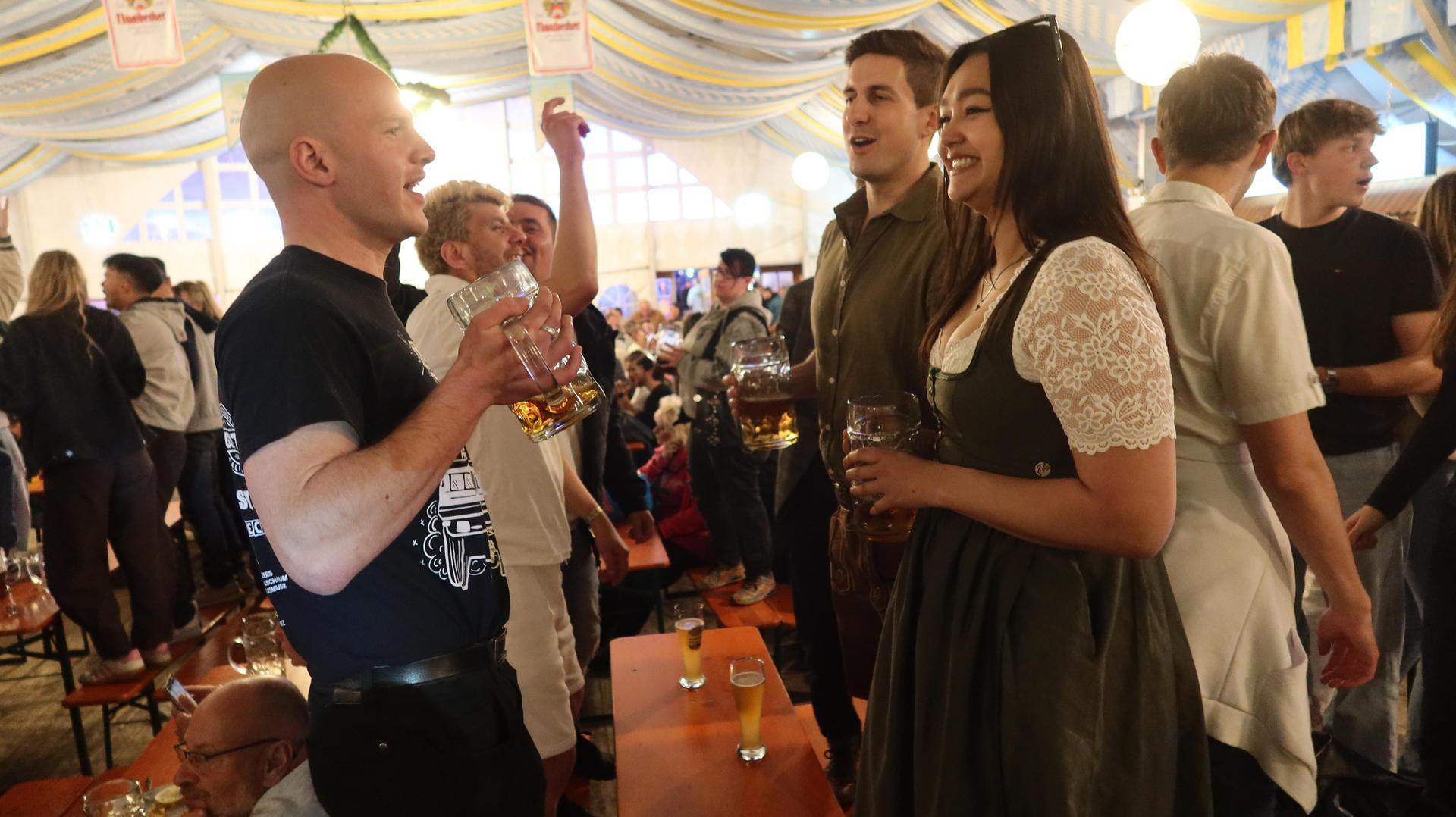 Mit der Mass in der Hand, da lässt sich gut feiern.  (Bild: Kunz)