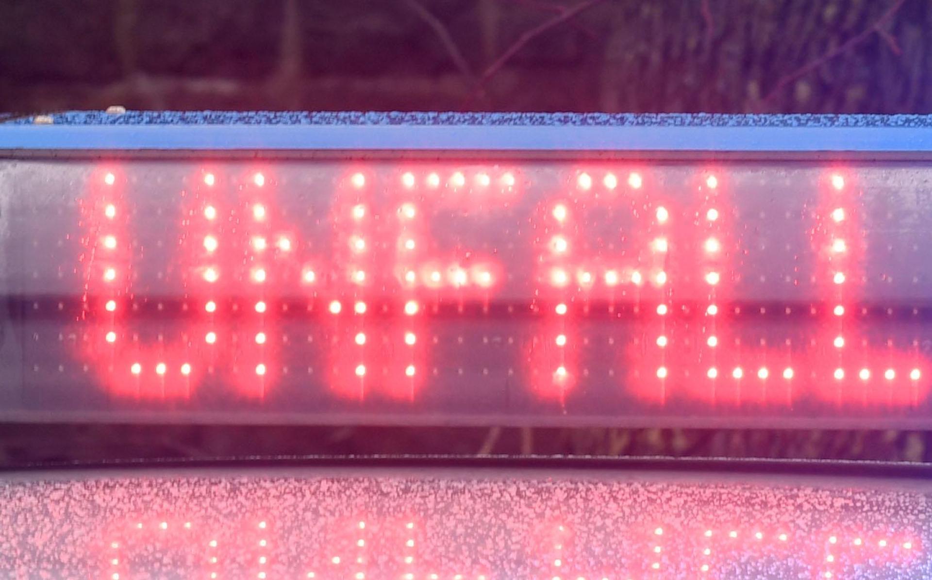 Als eine Frau einem Wildtier ausweicht, kommt es am Montagabend bei Trabitz zu einem schweren Unfall.  (Symbolbild: Carsten Rehder/dpa)