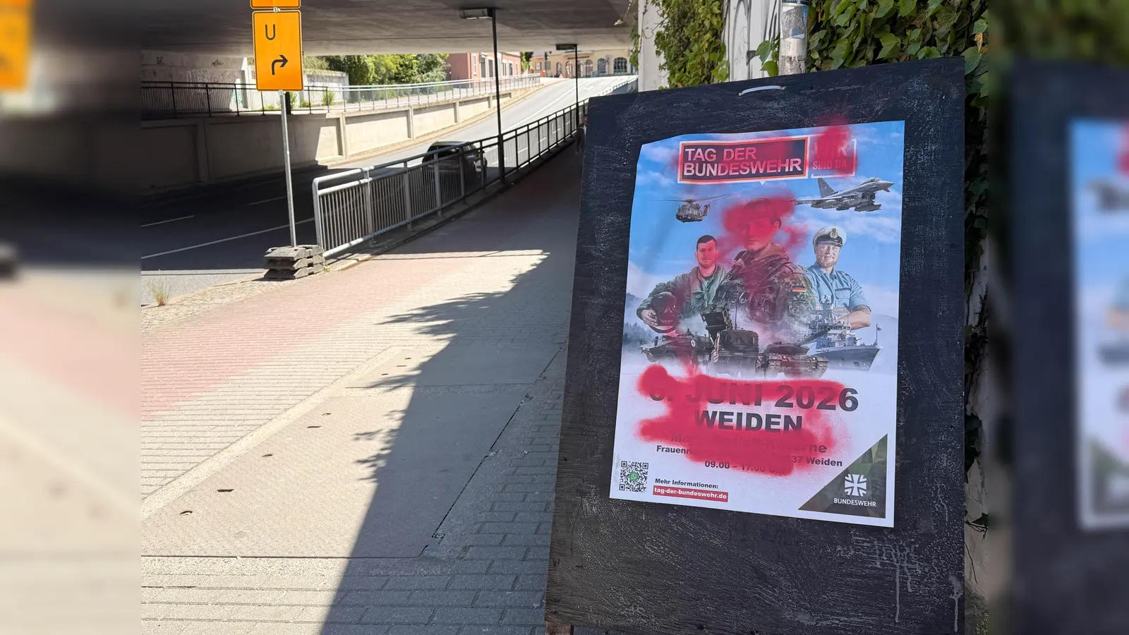 Mehrere Werbeplakate für den „Tag der Bundeswehr“ in Weiden wurden mit roter Farbe beschmiert. (Bild: Gabi Schönberger)